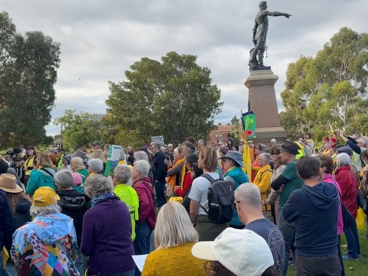 Thank you everyone who turned up today.  Your combined voices, your yellow ribbons and your signatures among 35,000 others on our petition are showing the State Government that the plan to destroy 585 trees in the urban forested golf course Park is d