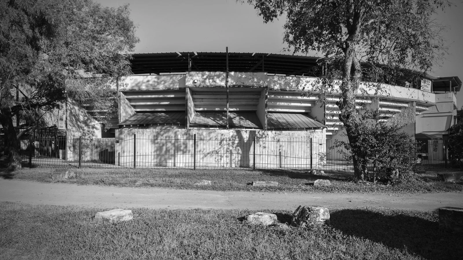The exterior of the lienzo.