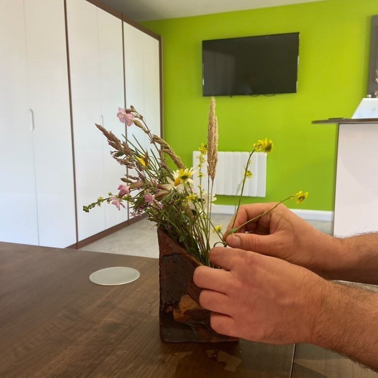 🌼 arranging in the sales office 📸 @suzanneheath @barratthomes_