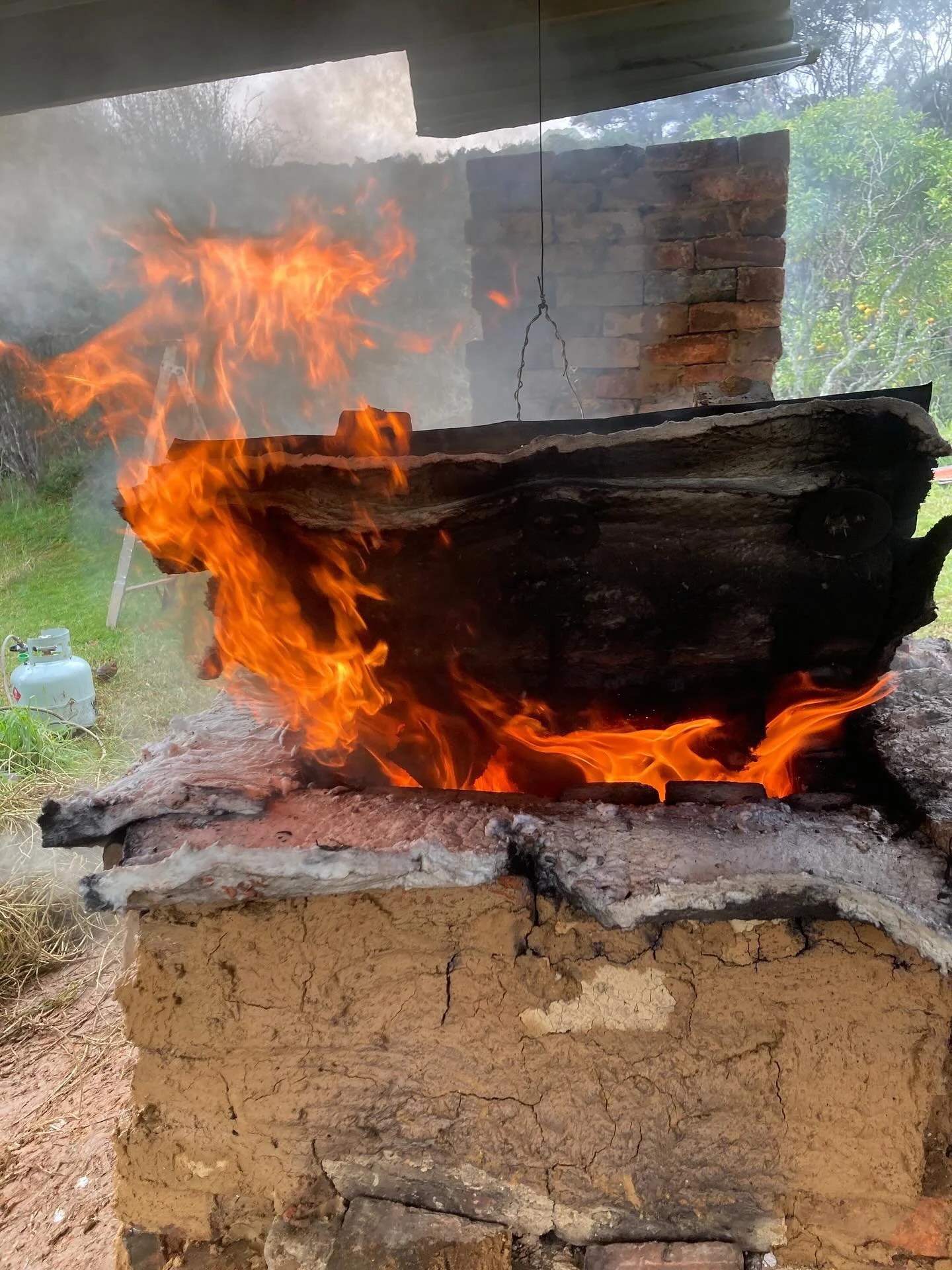 Over the summer myself ( @philroot ) and @riccardo_scott built a kiln in Aotearoa whilst on residency @drivingcreekpottery 

We were building from the ashes of a minigama and decided to try something we&rsquo;d never tried before and built a Bourry b