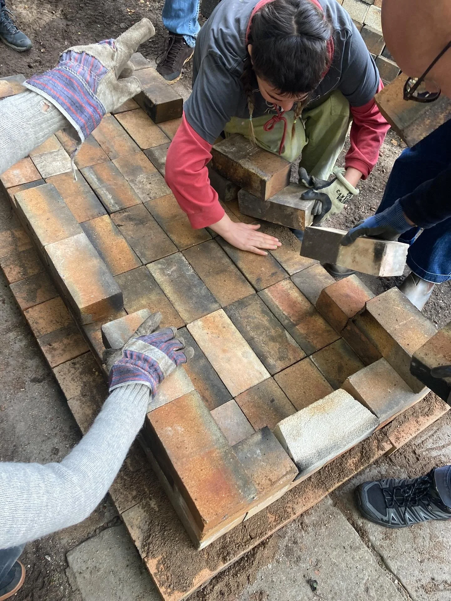 Kiln building today 🧱💪 with @1920luu @earthwatersoul_ceramics @opposable.hands @kchauhanuk @mw_trees @carinevangestel_ @mariellaceramics ✨💕
