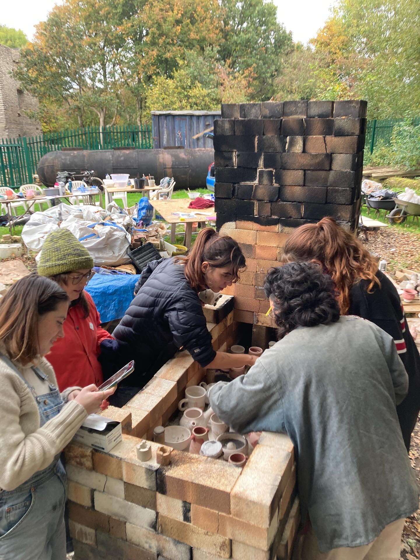 Firing with @sustainablemakers_london recently, a lot of fun was had, including a strong conviction for wood firing to break tik tok 🤖💪 every firing is a completely unique experience and the results always such a surprise, swipe through to see some