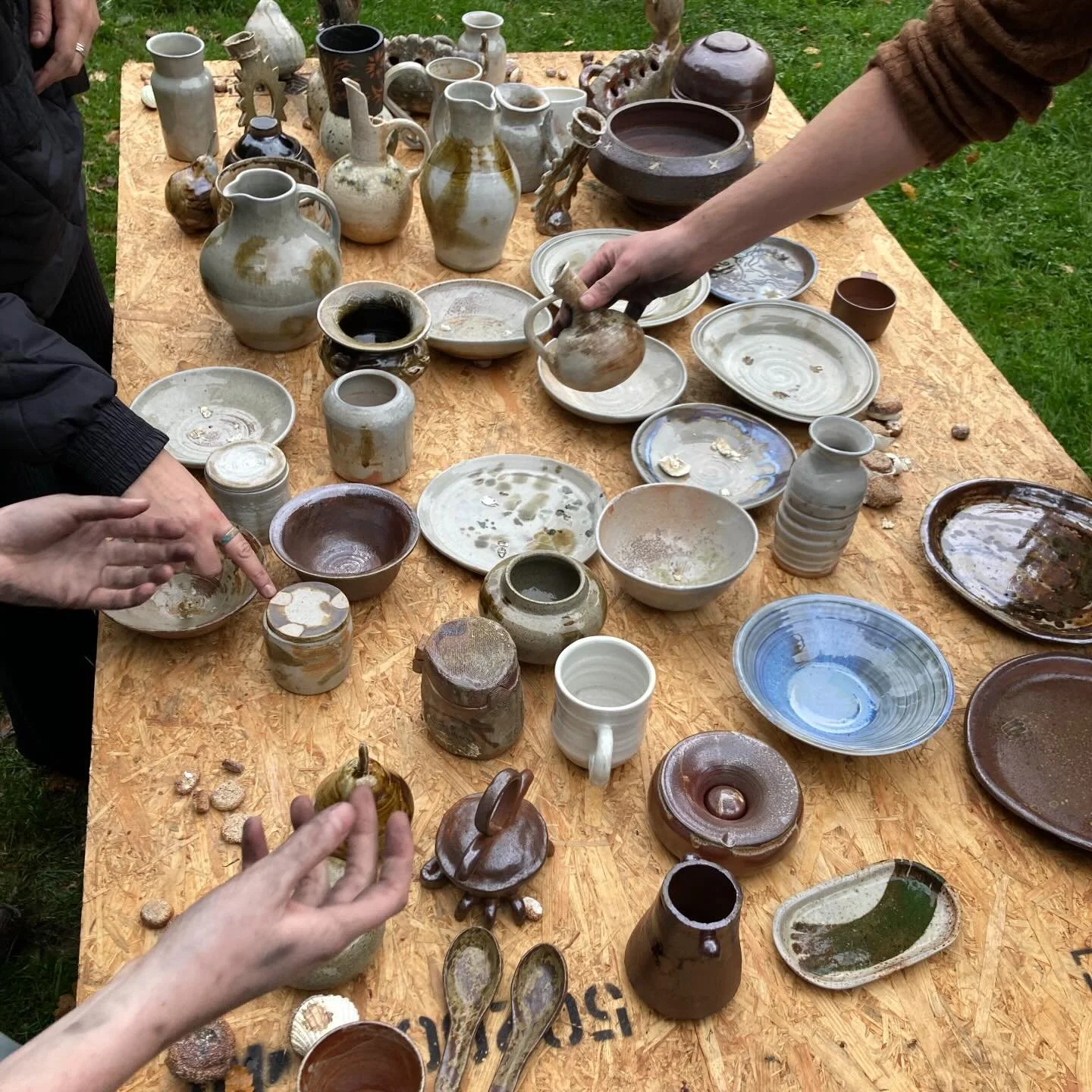 The kiln is calling! We're gearing up for our spring firings, April is fully booked, but the May firing on the 29-31st still has space for you. Find out more via the link in our bio! 📸 from our  @sustainablemakers_london firing last year