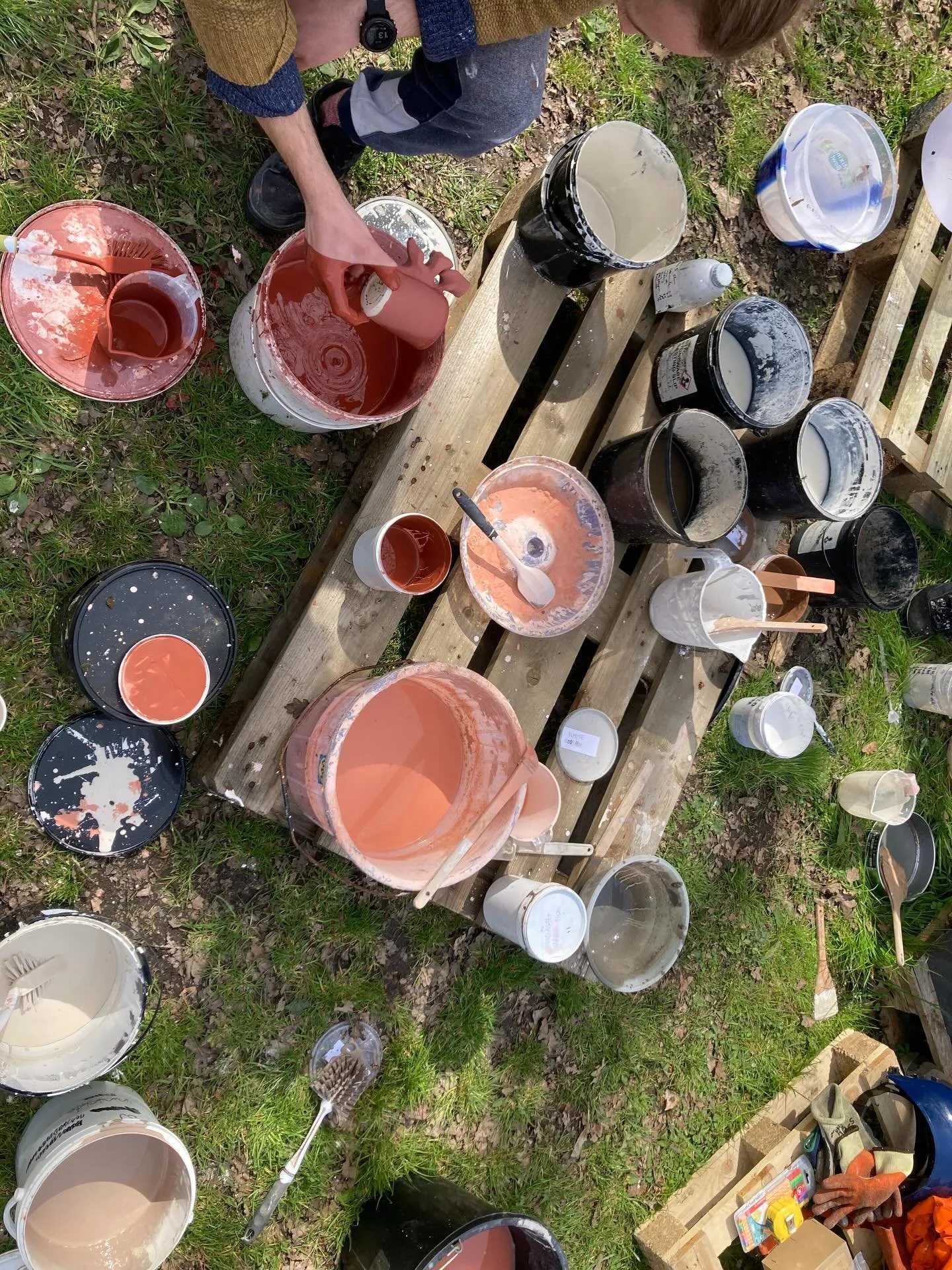 Glazing and loading in the kiln today ready for a firing tomorrow! 🤞🔥 with @opposable.hands @earthwatersoul_ceramics @siobhan_joan_ceramics @eliseashby @damian.eley.ceramics @heywood.jonathan @kchauhanuk 🙌