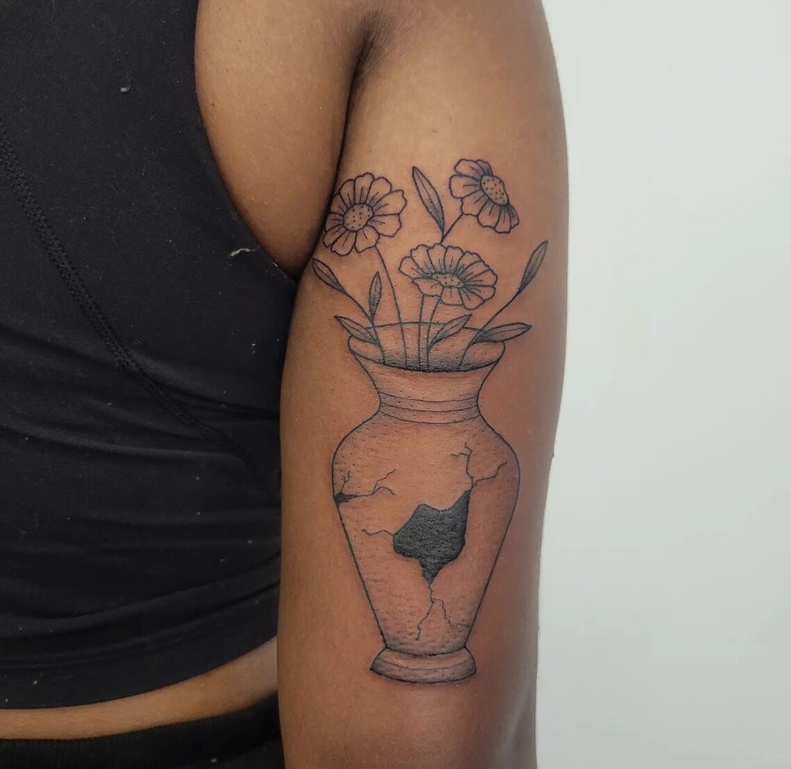 Tattoos by: @_sarahdoesartstuff_ 

#blacklistink#blacklistinktattoo#tattoocollective#tattoostudio#tattooshop#tattooartist#tattoo#inked#jomo#creativecommunity