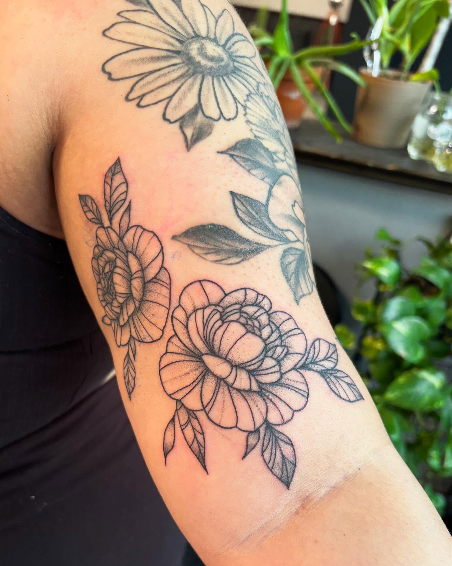 Tattoos by @tanlie.tats 

#blacklistink#blacklistinktattoo#tattoocollective#tattoostudio#tattooshop#tattooartist#tattoo#inked#jomo#creativecommunity#417tattoo#blackandgreytattoo
