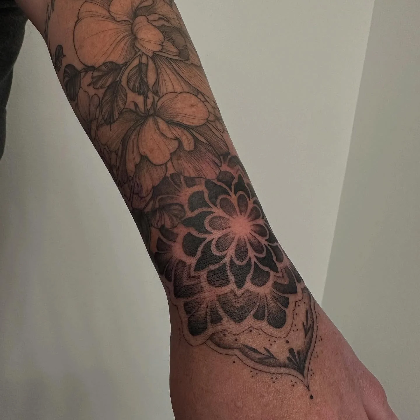 Tattoos by @tattoosbydarci 

#blacklistink#blacklistinktattoo#tattoocollective#tattoostudio#tattooshop#tattooartist#tattoo#inked#jomo#creativecommunity#417tattoo