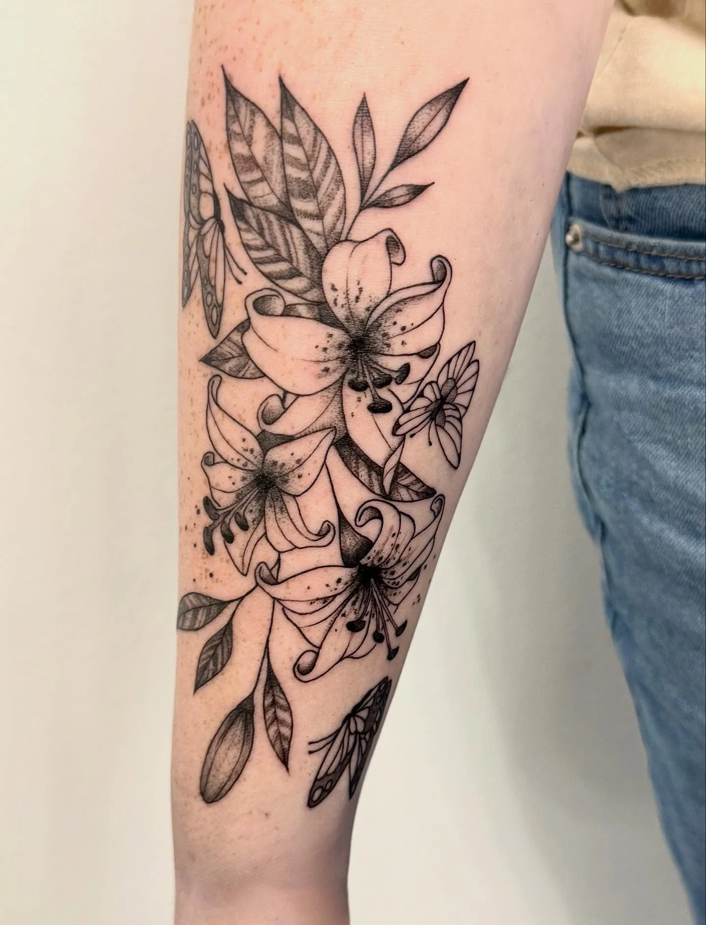 Tattoos by @dellanichole 

#blacklistink#blacklistinktattoo#tattoocollective#tattoostudio#tattooshop#tattooartist#tattoo#inked#jomo#creativecommunity#417tattoo