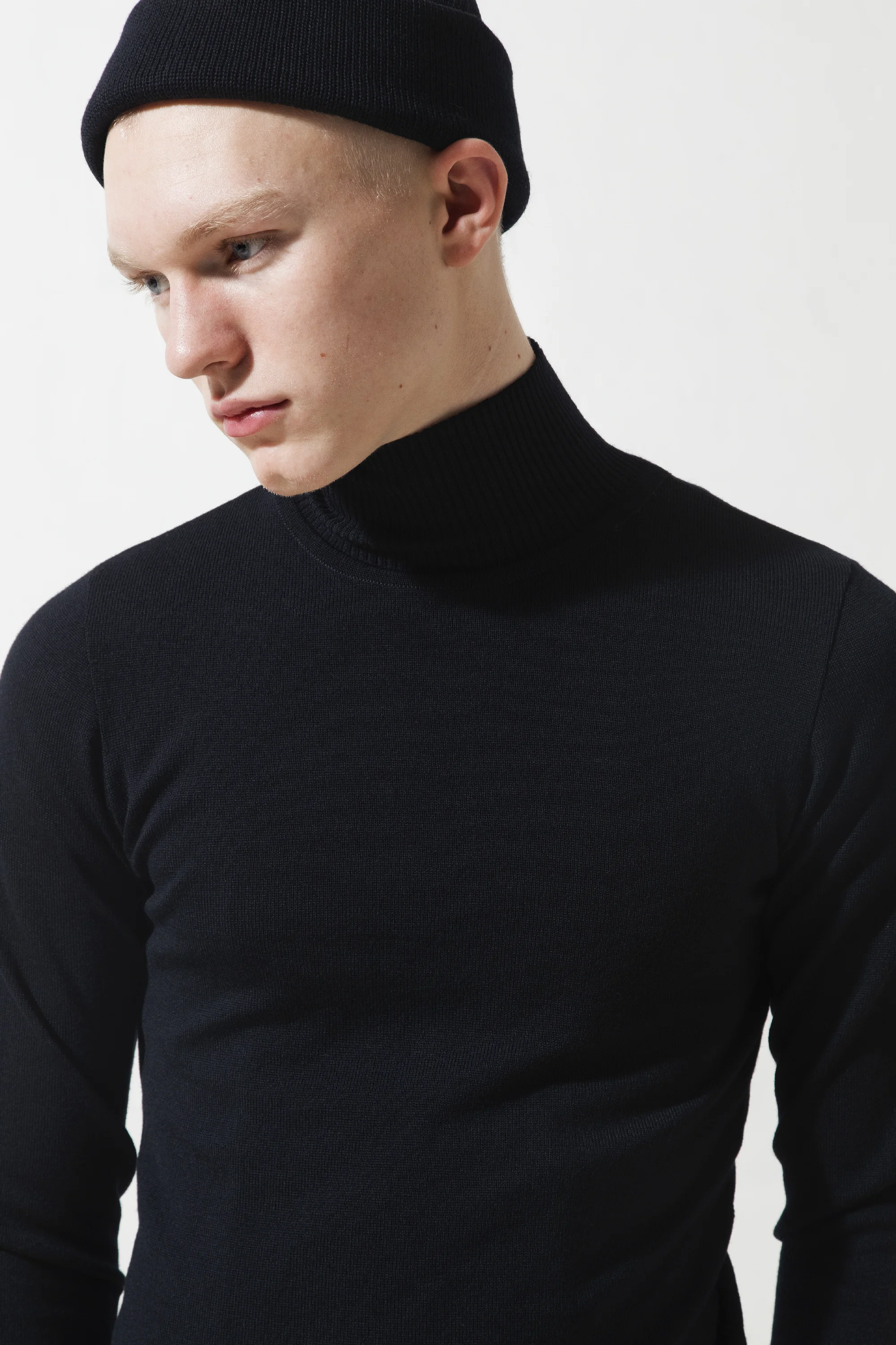 nomennescio_504_low_turtleneck_m_5.jpg