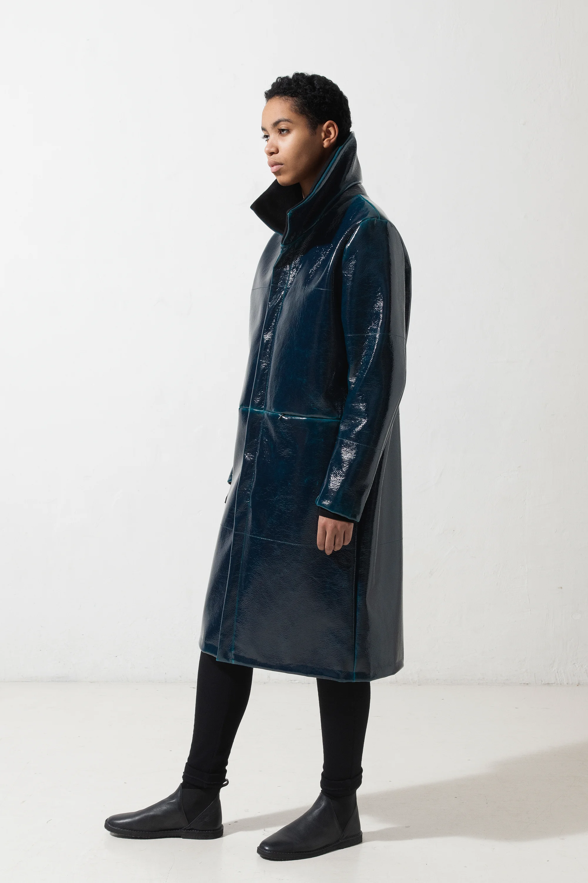 nomennescio_122_long_shiny_coat_w_2_1.jpg