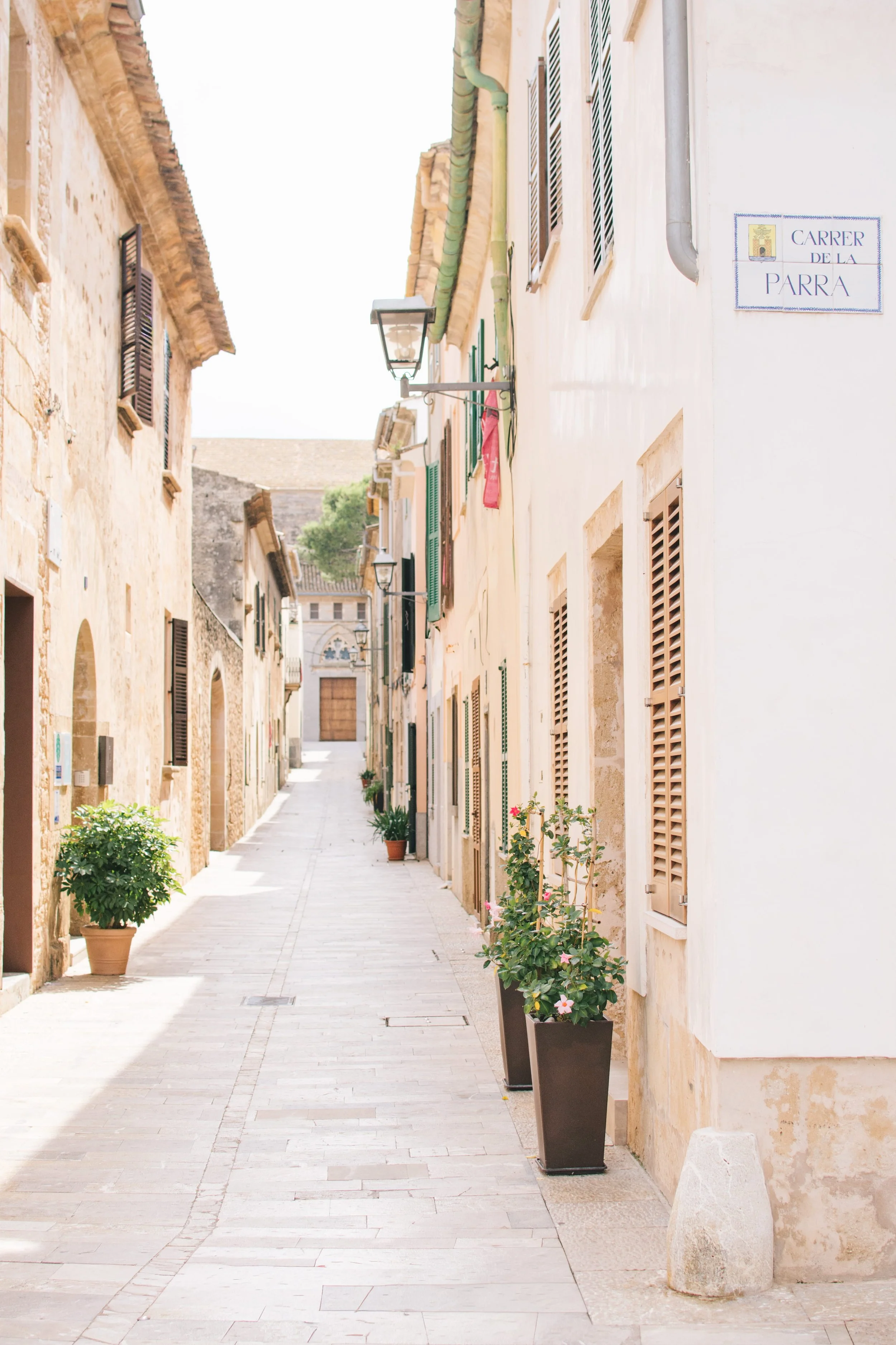 Picturesque historic town street in Mallorca, showcasing local charm and authentic photo locations for an exclusive destination wedding.