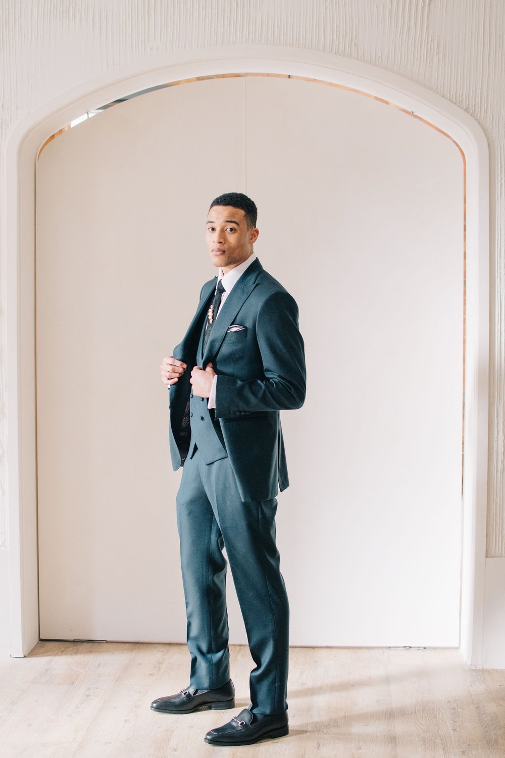 A groom's portraits on his wedding day by Toronto Wedding Photographers, Ugo Photography