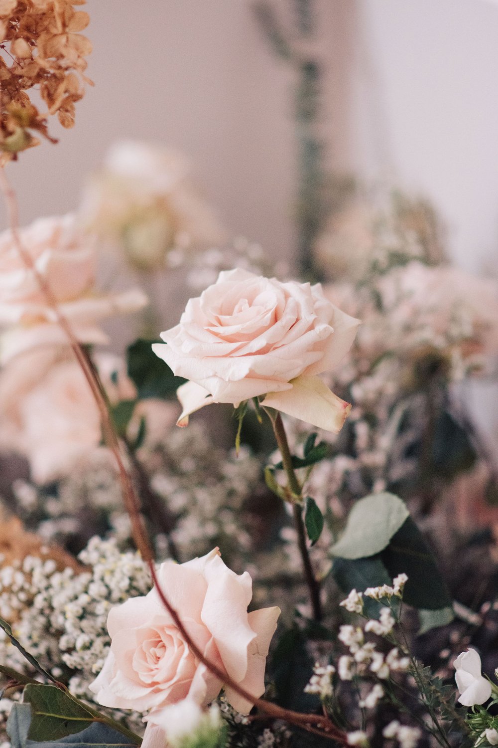 Intimate downtown Toronto wedding ceremony florals photographed by Toronto wedding photographers, Ugo Photography