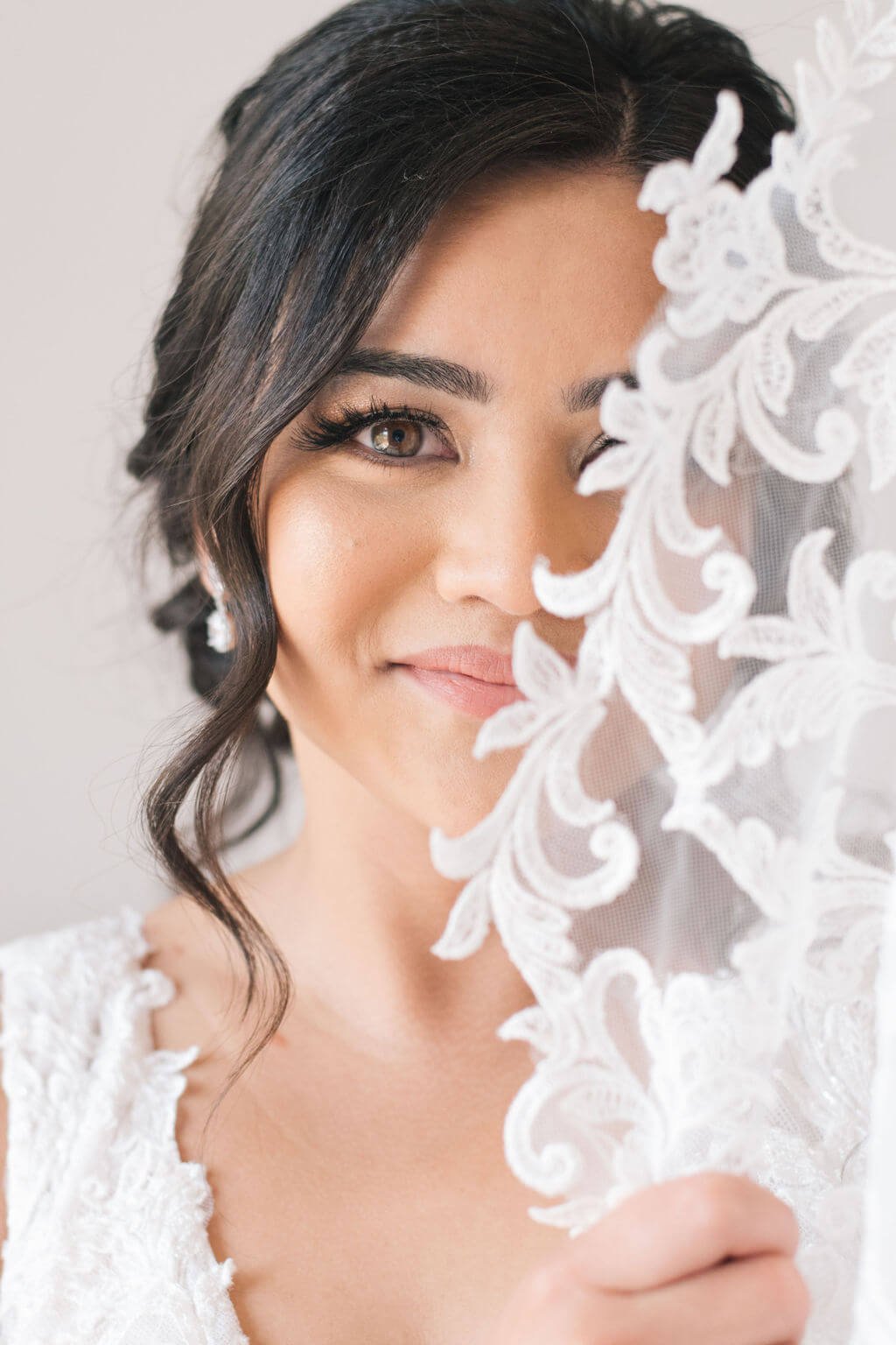 Timeless wedding day photographs of Toronto bride