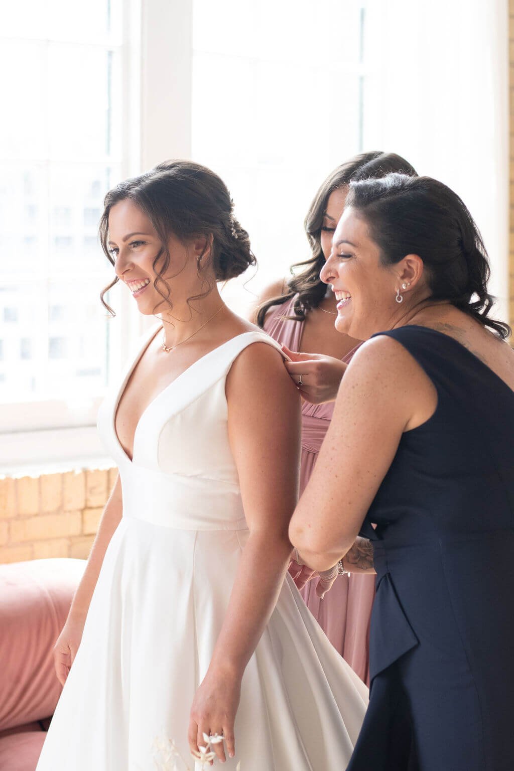 Bride's timeless wedding day photographs by Toronto wedding photographers, Ugo Photography