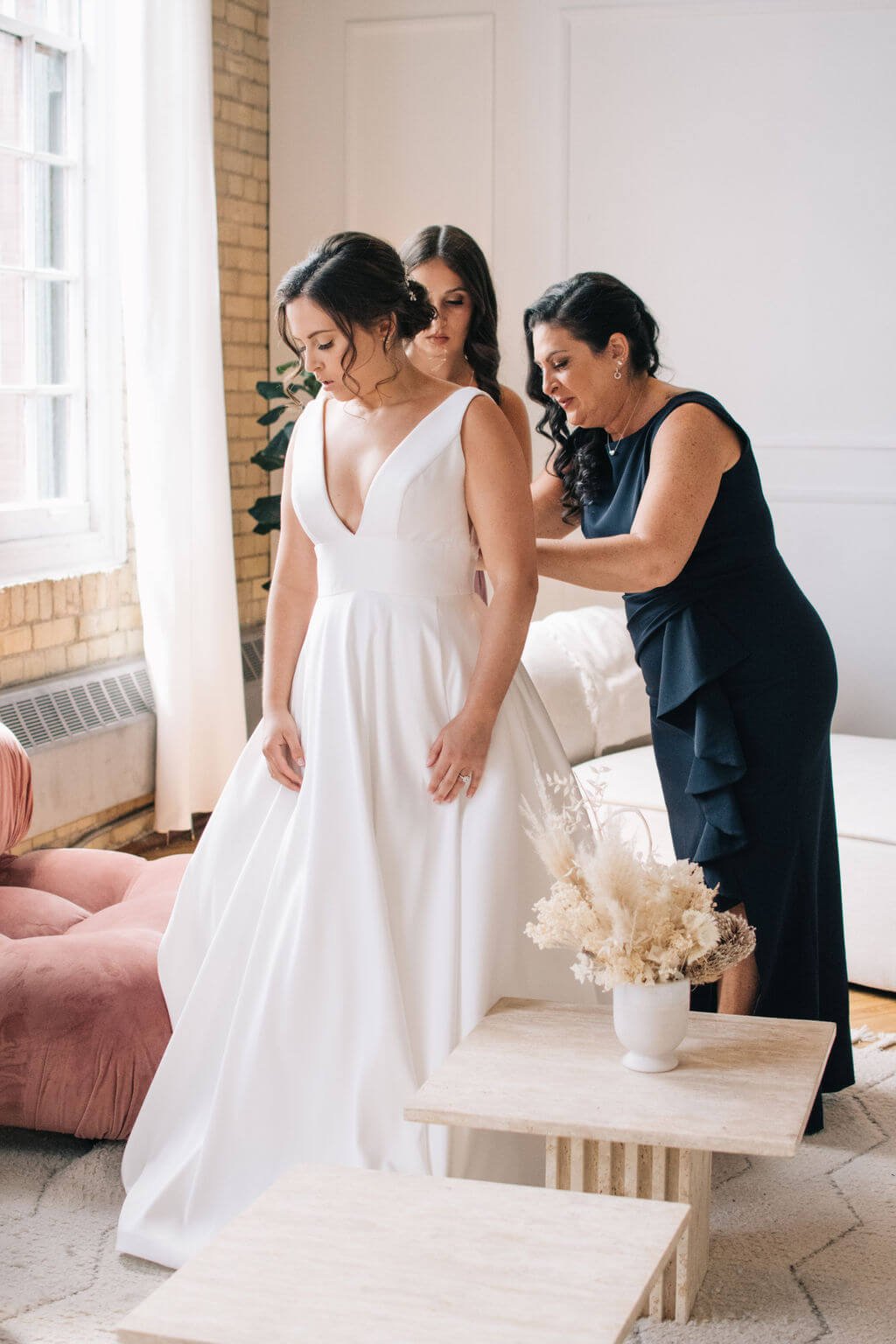 Elegant summer Toronto wedding day photographed by Toronto wedding photographers, Ugo Photography