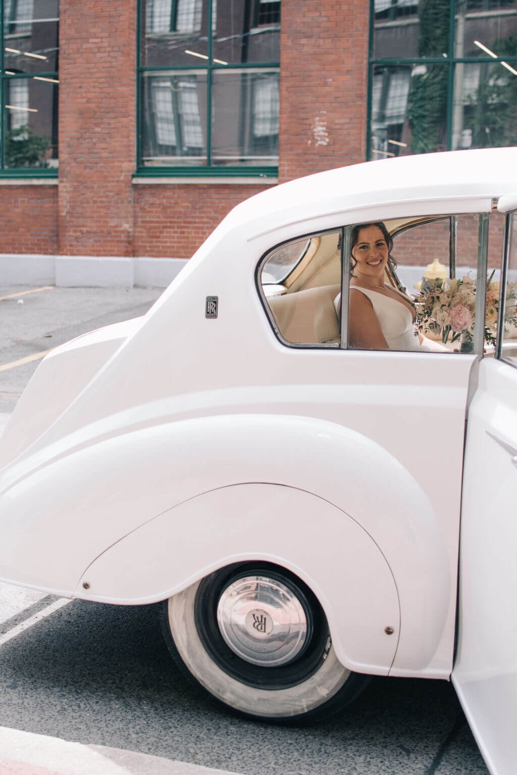 Timeless Toronto wedding day photographed by Toronto wedding photographers, Ugo Photography