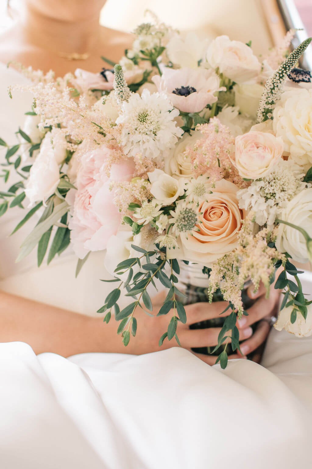 Timeless wedding bouquet for Toronto bride photographed by Toronto wedding photographers, Ugo Photography