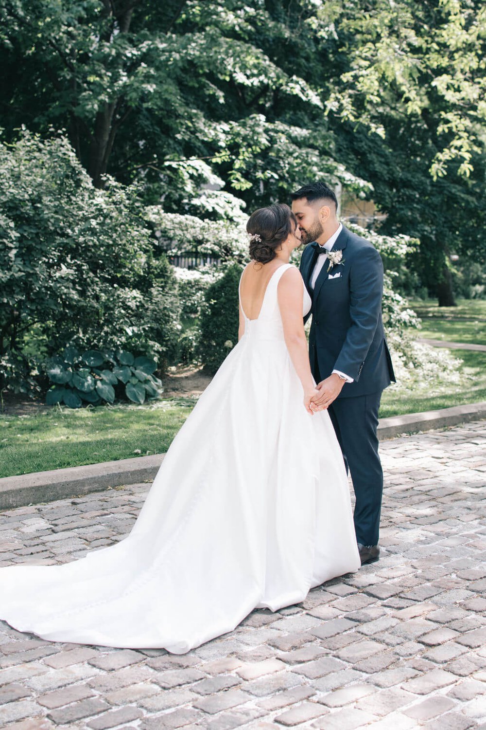 Timeless wedding day kiss photographed by Toronto wedding photographers, Ugo Photography