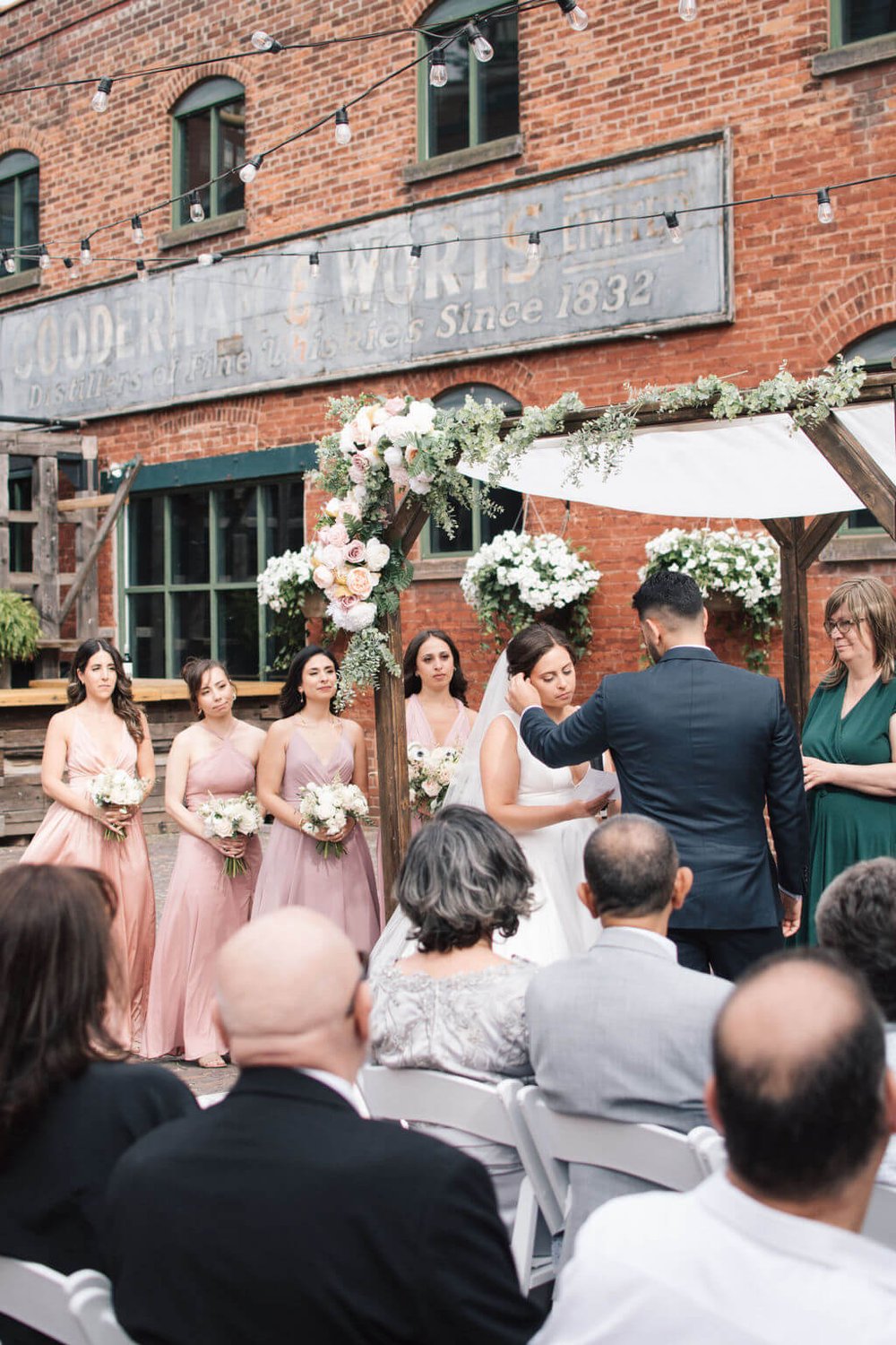 Timeless Toronto summer wedding photography by Toronto wedding photographers, Ugo Photography