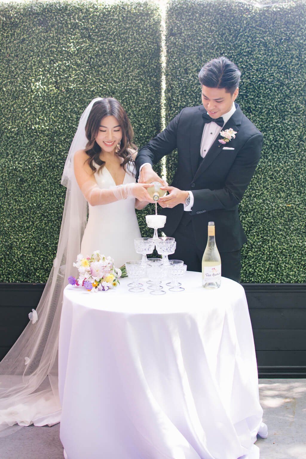 Chic and modern summer wedding at The Doctor's House