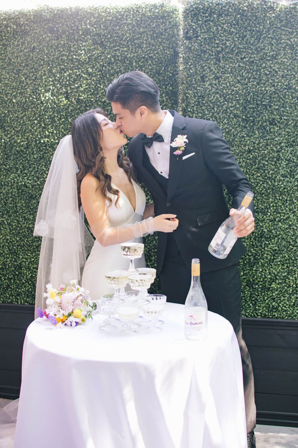 Chic and modern summer wedding at The Doctor's House