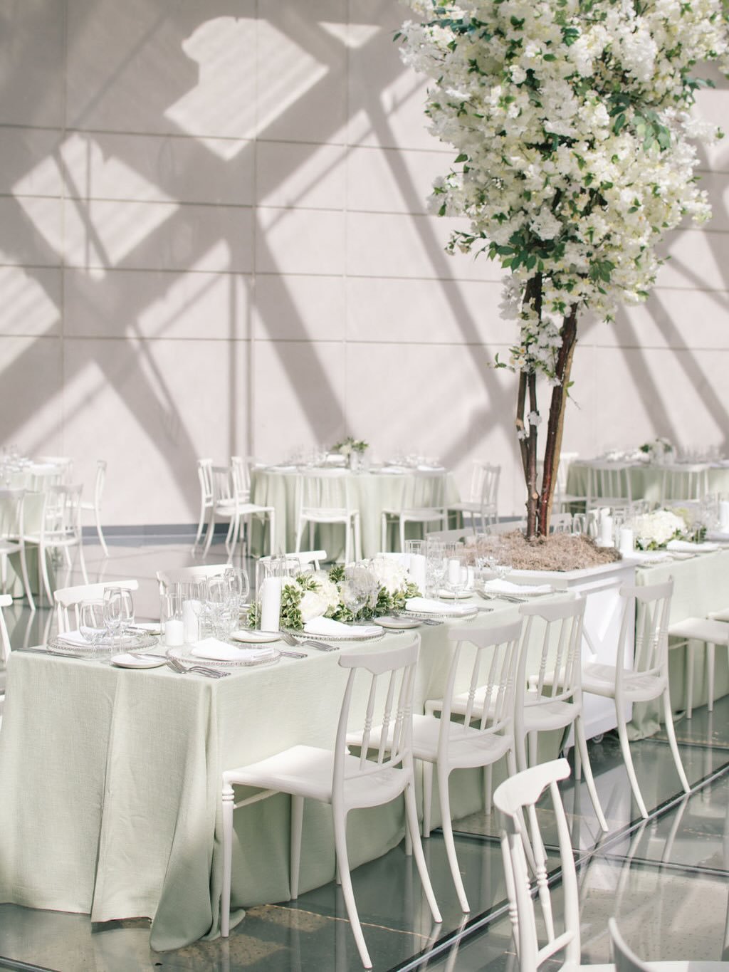 Days like these&hellip;

A beautiful sunny day ✔️
An amazing couple ✔️
A stunning venue ✔️

🟰Absolute wedding day perfection 🤩

Venue: @hotelxtoronto | Planning &amp; design: @chantlerross | Photography: @ugophotograph | Florist: @floristkent | Cat