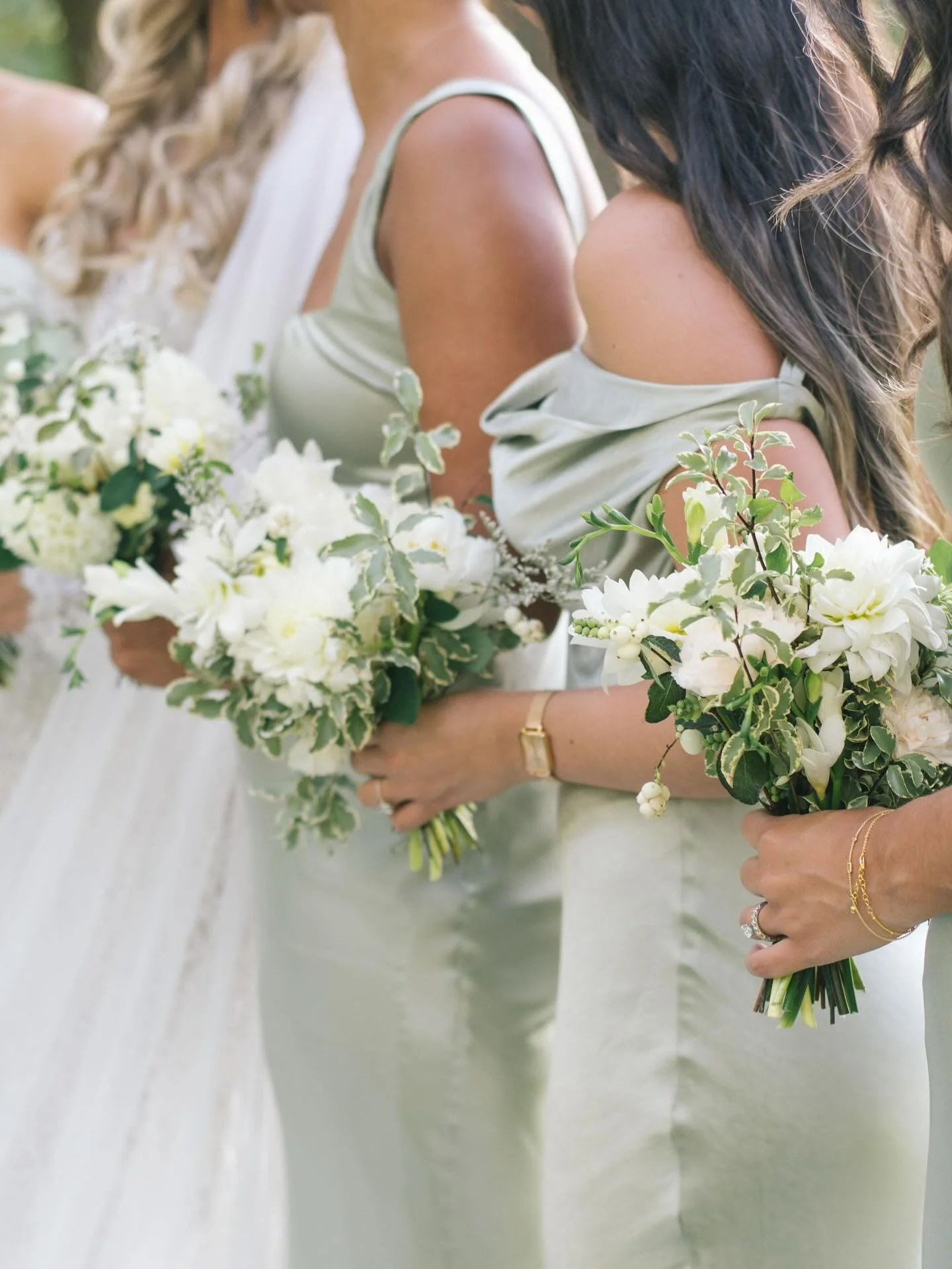 Moms, sisters + friends who&rsquo;ve become sisters are such a special part of a wedding day 🤍
The shared looks, the easy laughter and the unspoken knowing tell the story of a beautiful lifelong bond which shines even brighter on a wedding day ✨✨✨
&