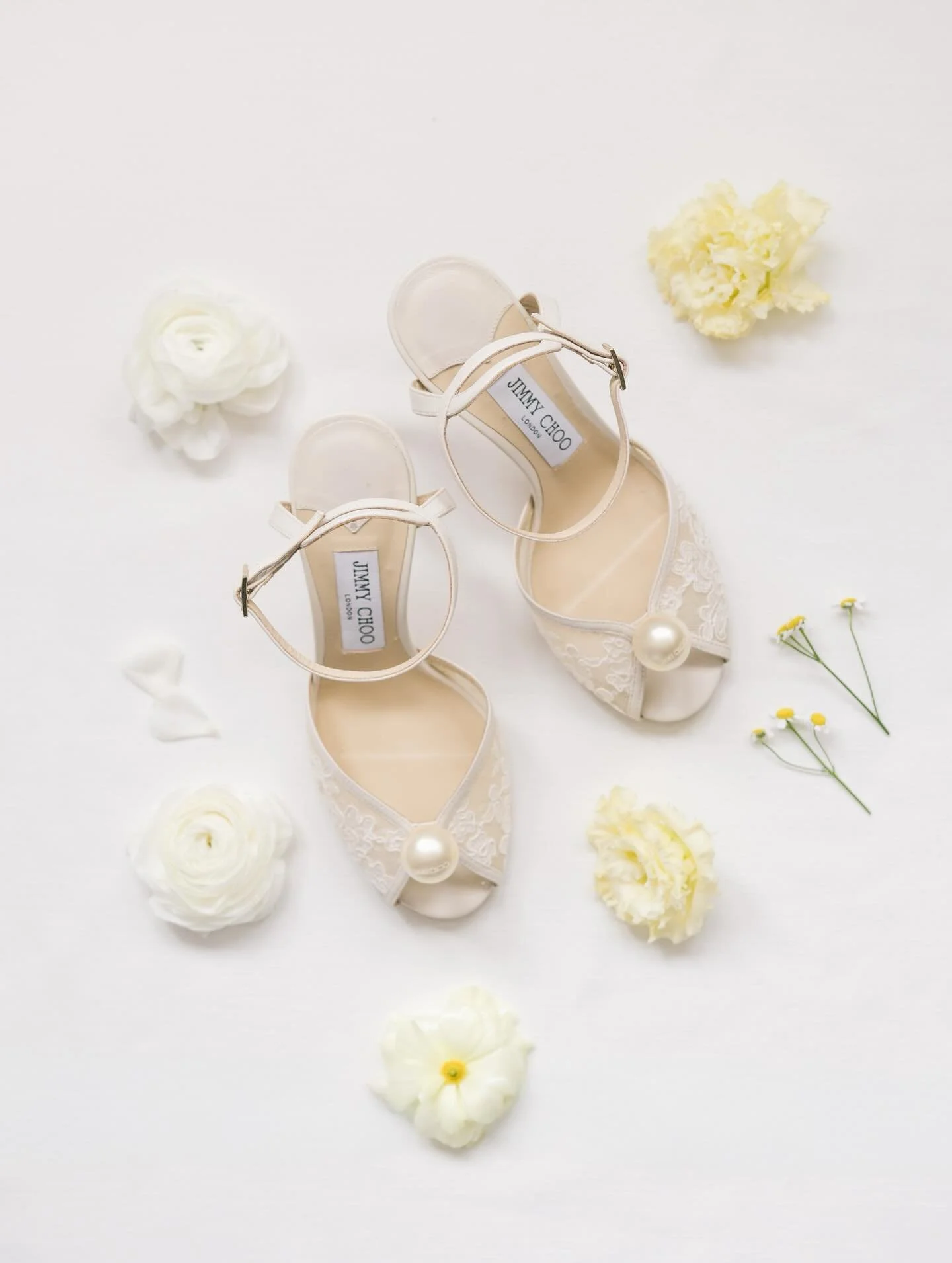 Taking a moment for these @jimmychoo! 

The prettiest shoes for an even prettier bride, both inside and out 💛🤍

Get ready for more from this STUNNING day! 
&bull;
Full planning &amp; coordination: @eventsbymaria 
Photography: @ugophotograph 
Floris