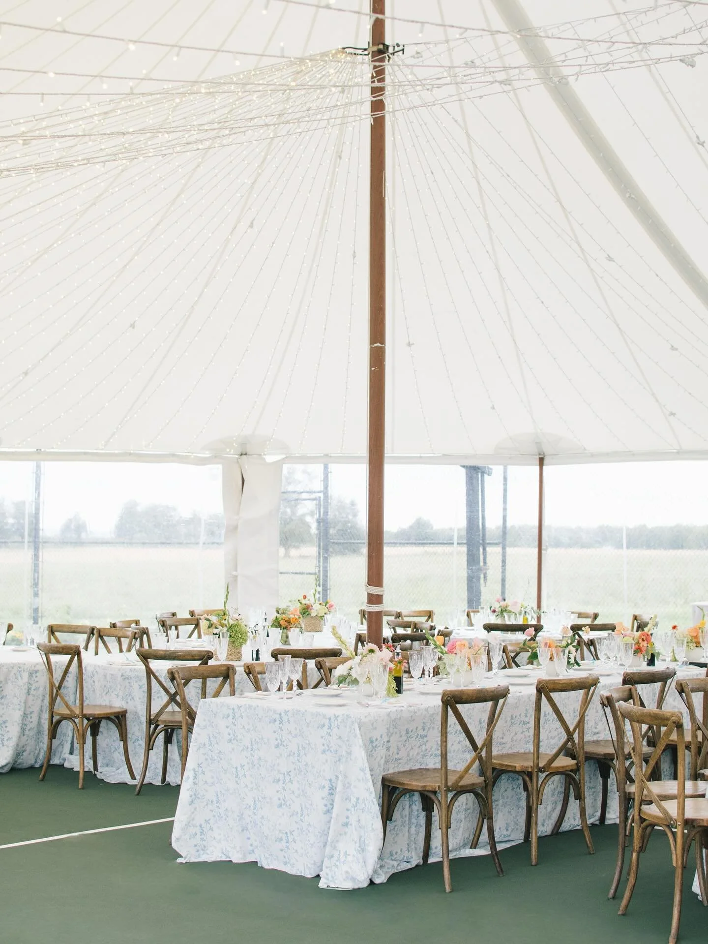 Soft textures, garden blooms, and the prettiest sailcloth tent&mdash;this wedding reception was absolute perfection! ✨🌿

Full planning &amp; design: @melissatwistevents 
Photography: @ugophotograph 
Florals: @fireandflora.co 
Catering: @cravingsfine