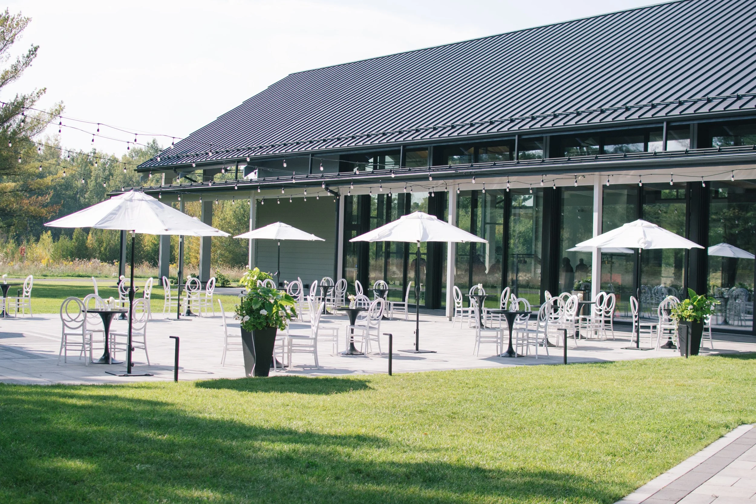 three-feathers-terrace-wedding-cocktail-hour-patio