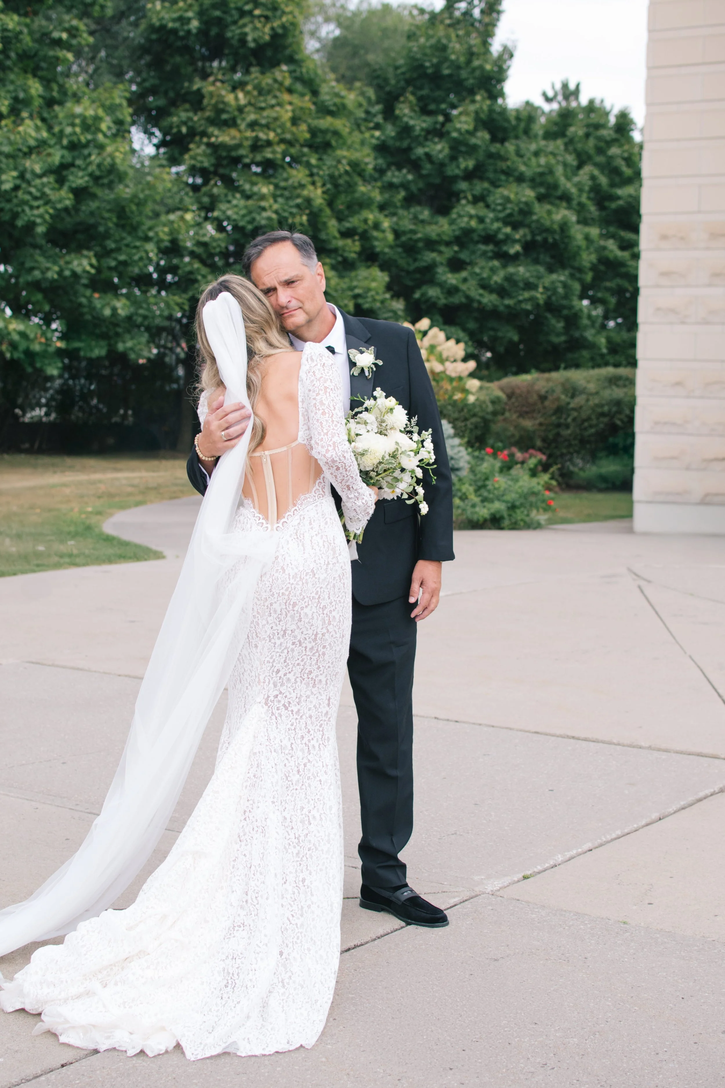 emotional-father-daughter-first-look-embrace