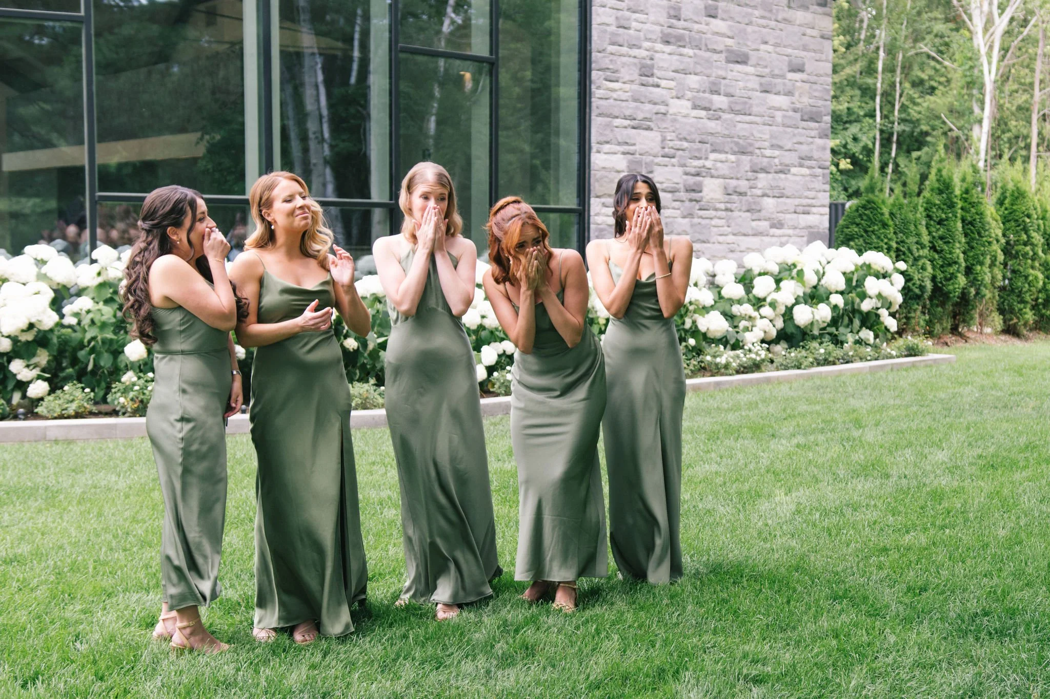 bridesmaids-first-look-reaction-three-feathers-terrace
