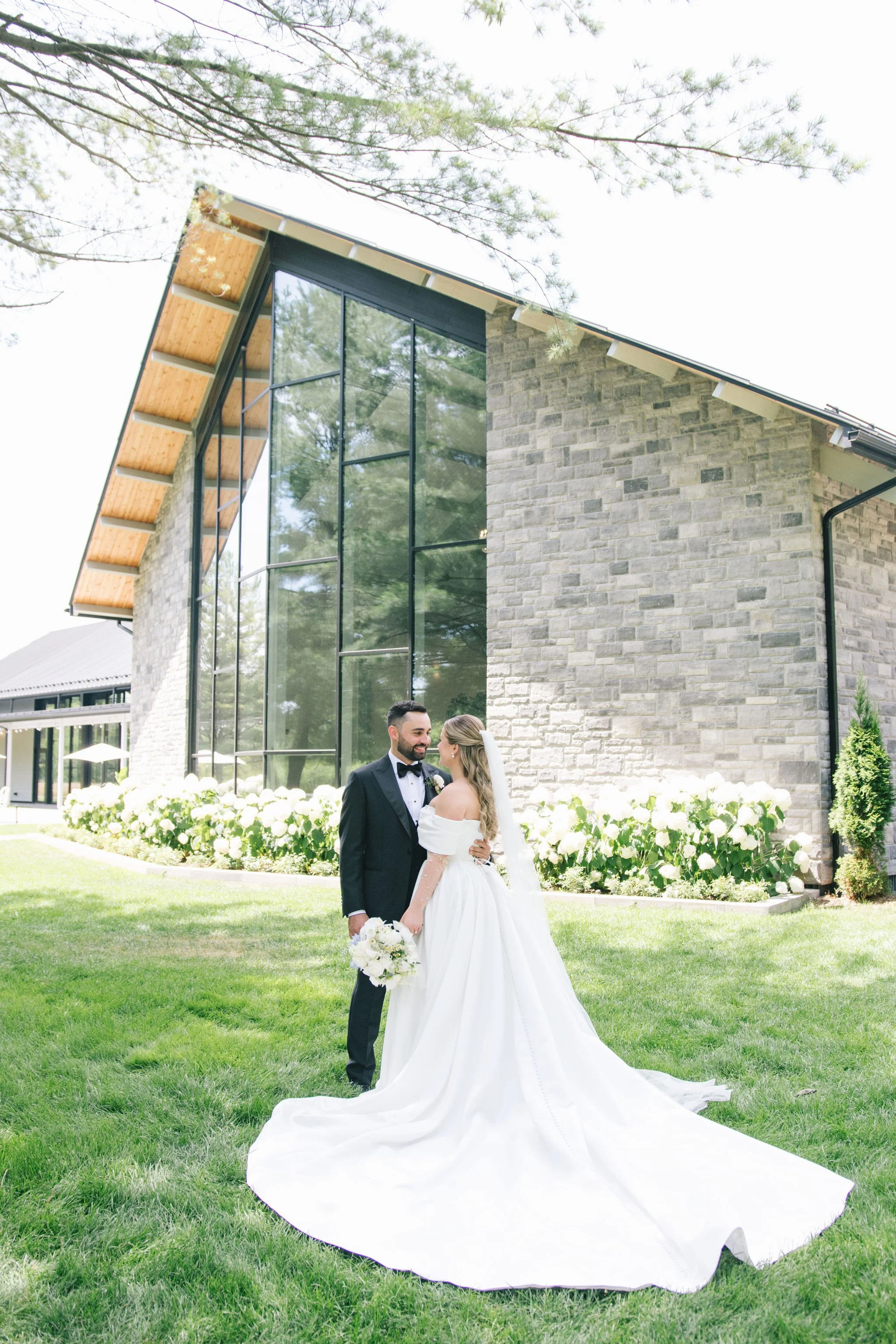 modern-estate-wedding-photography-three-feathers-terrace