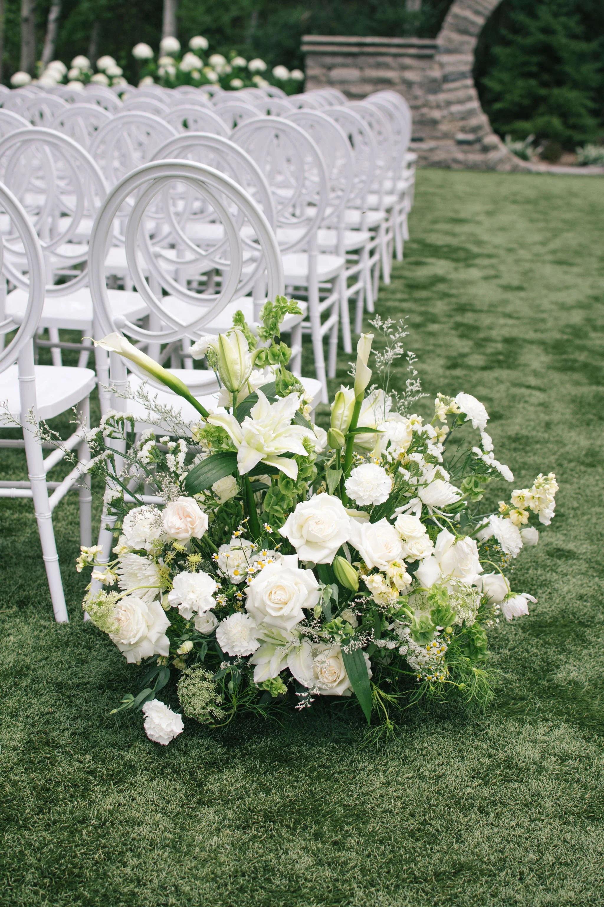 three-feathers-terrace-wedding-ceremony-floral-installation