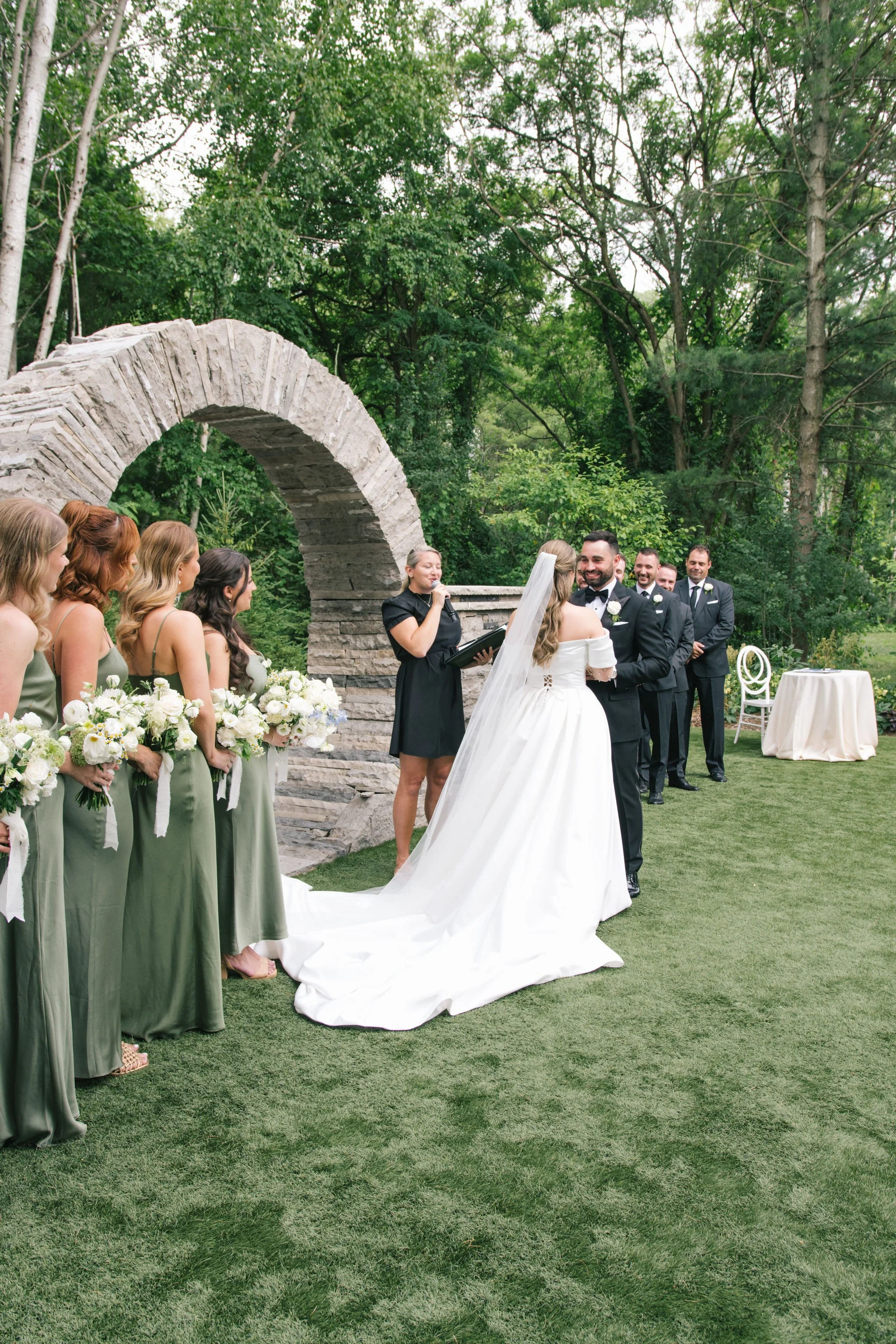 three-feathers-terrace-outdoor-wedding-ceremony-stone-arch