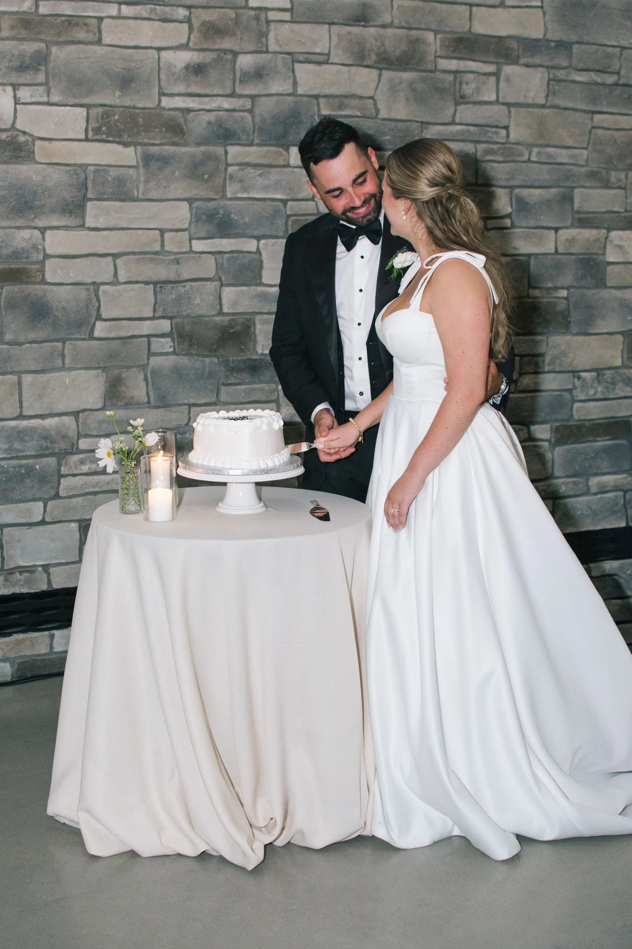 vintage-heart-shaped-wedding-cake-cutting
