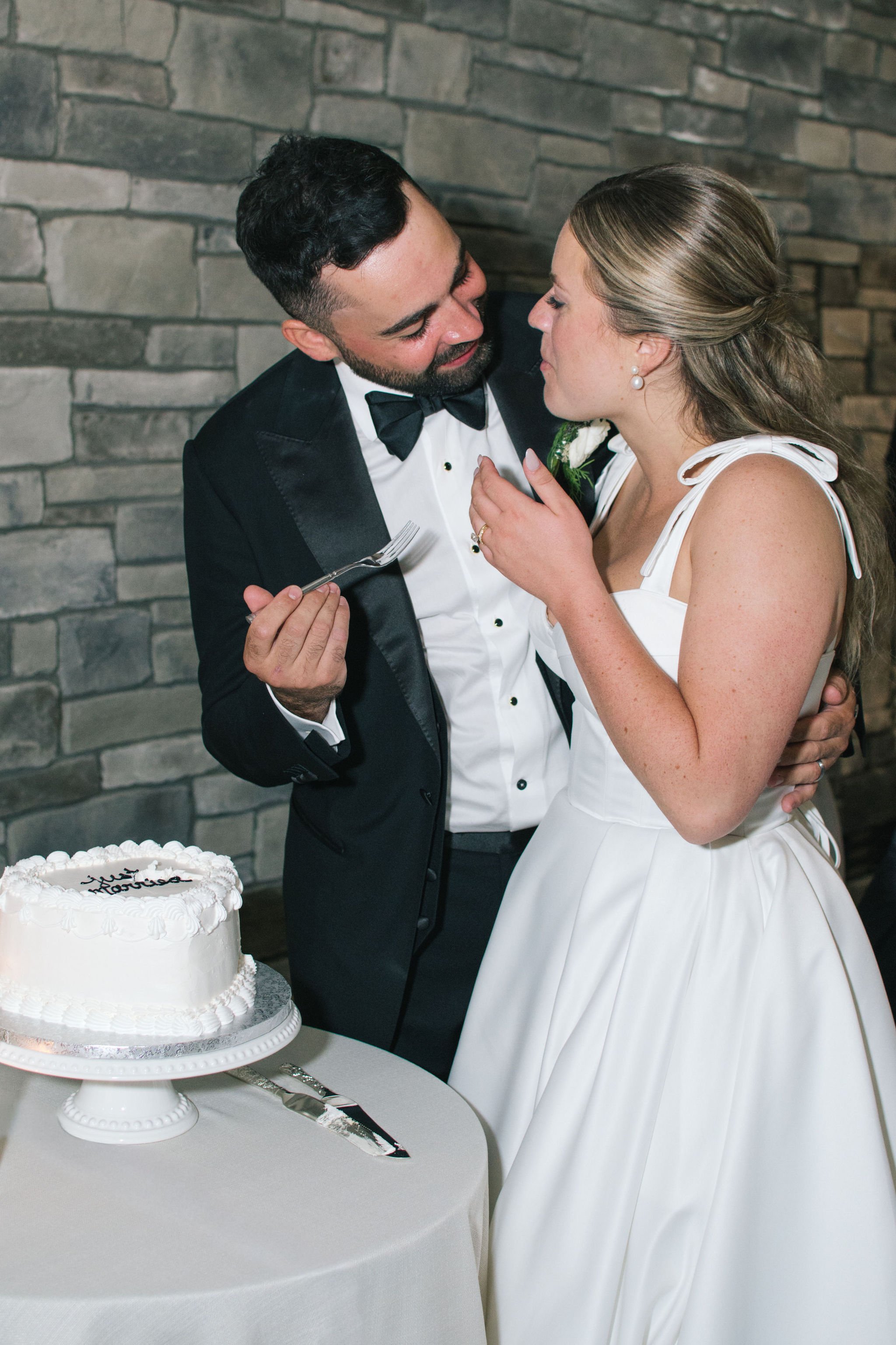 vintage-heart-shaped-wedding-cake-cutting