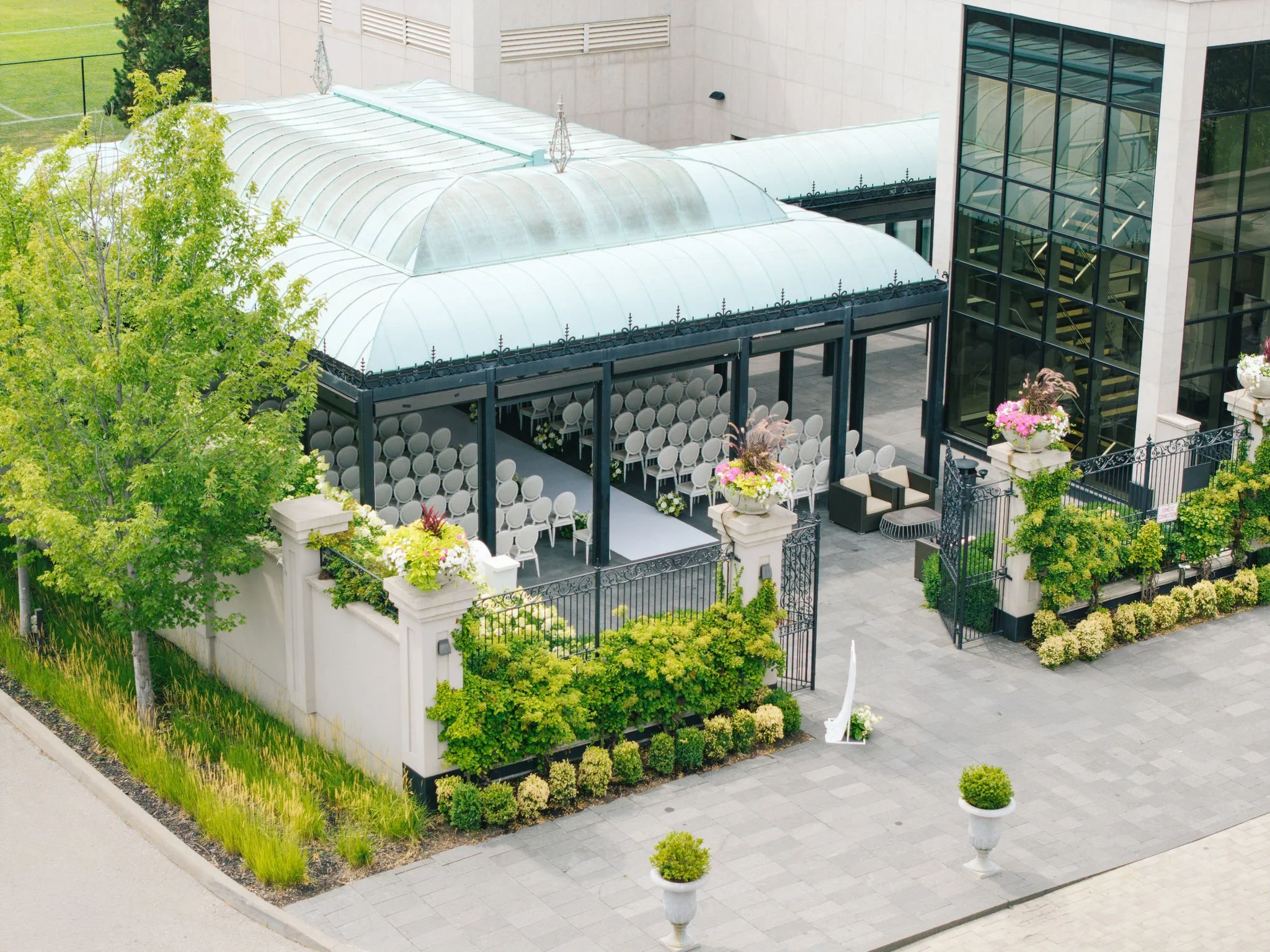 chateau-le-parc-courtyard-wedding-ceremony-toronto