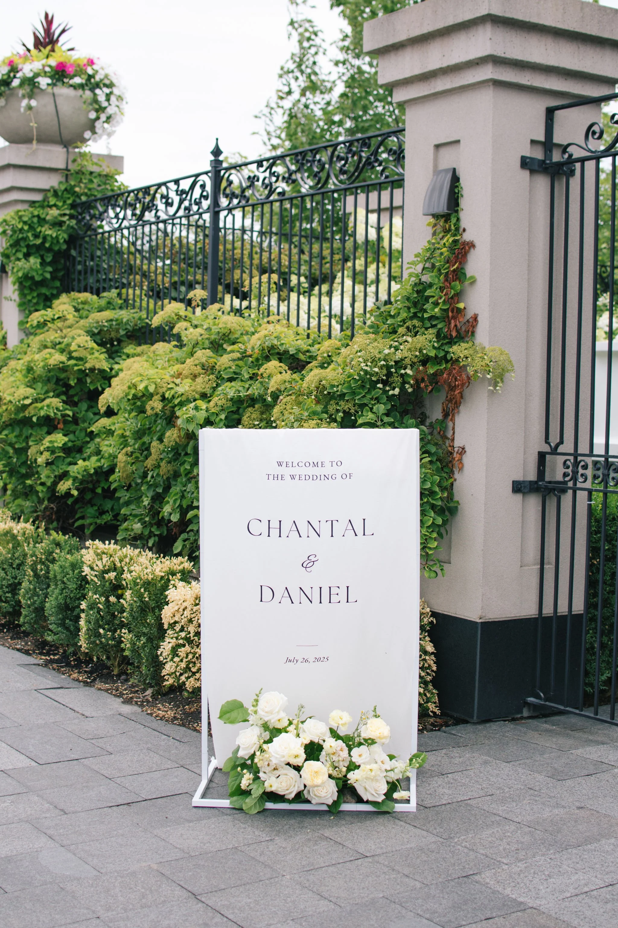 minimalist-wedding-welcome-sign-luxury-floral-decor