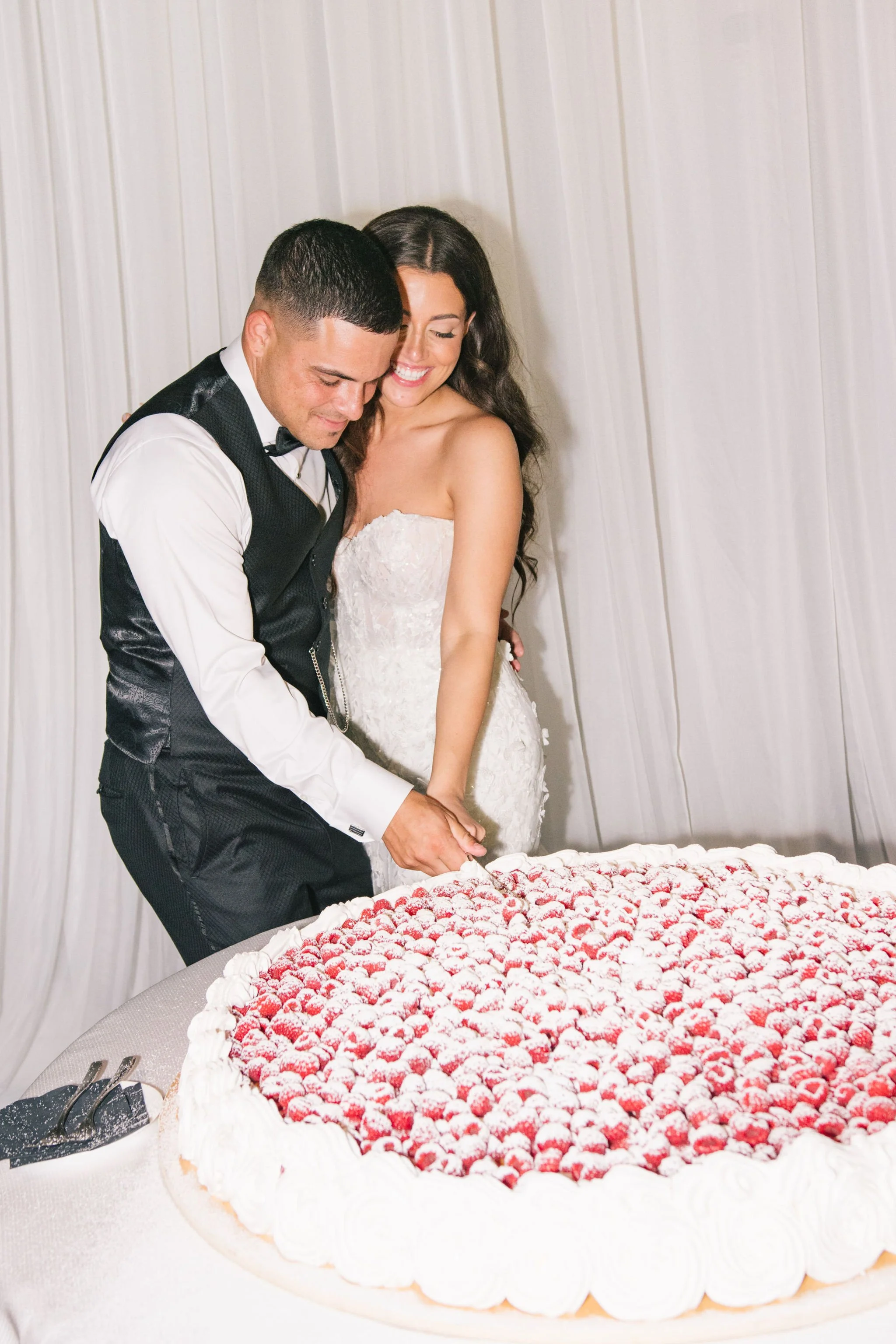 toronto-wedding-photographer-millefoglie-cake-cutting