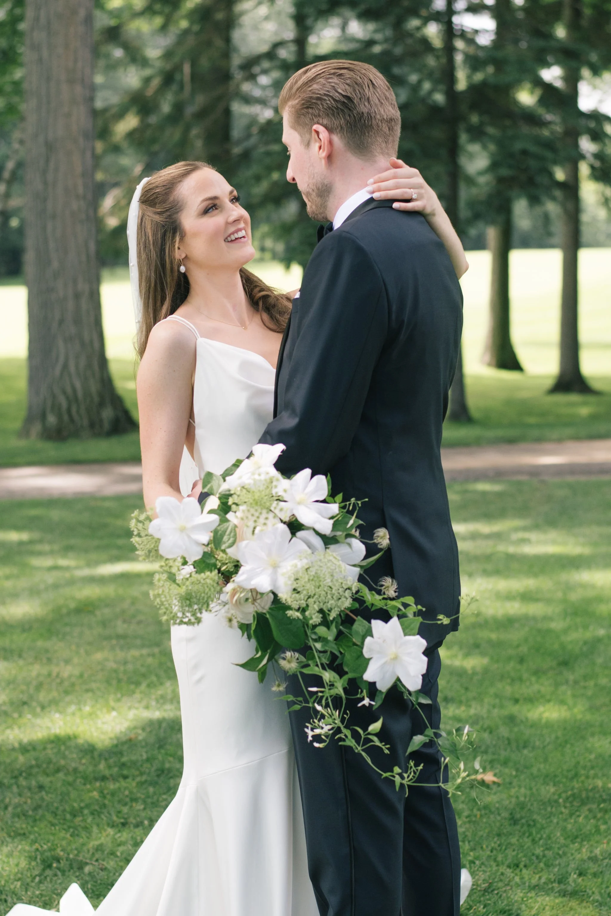 toronto-hunt-wedding-bride-bouquet-first-look
