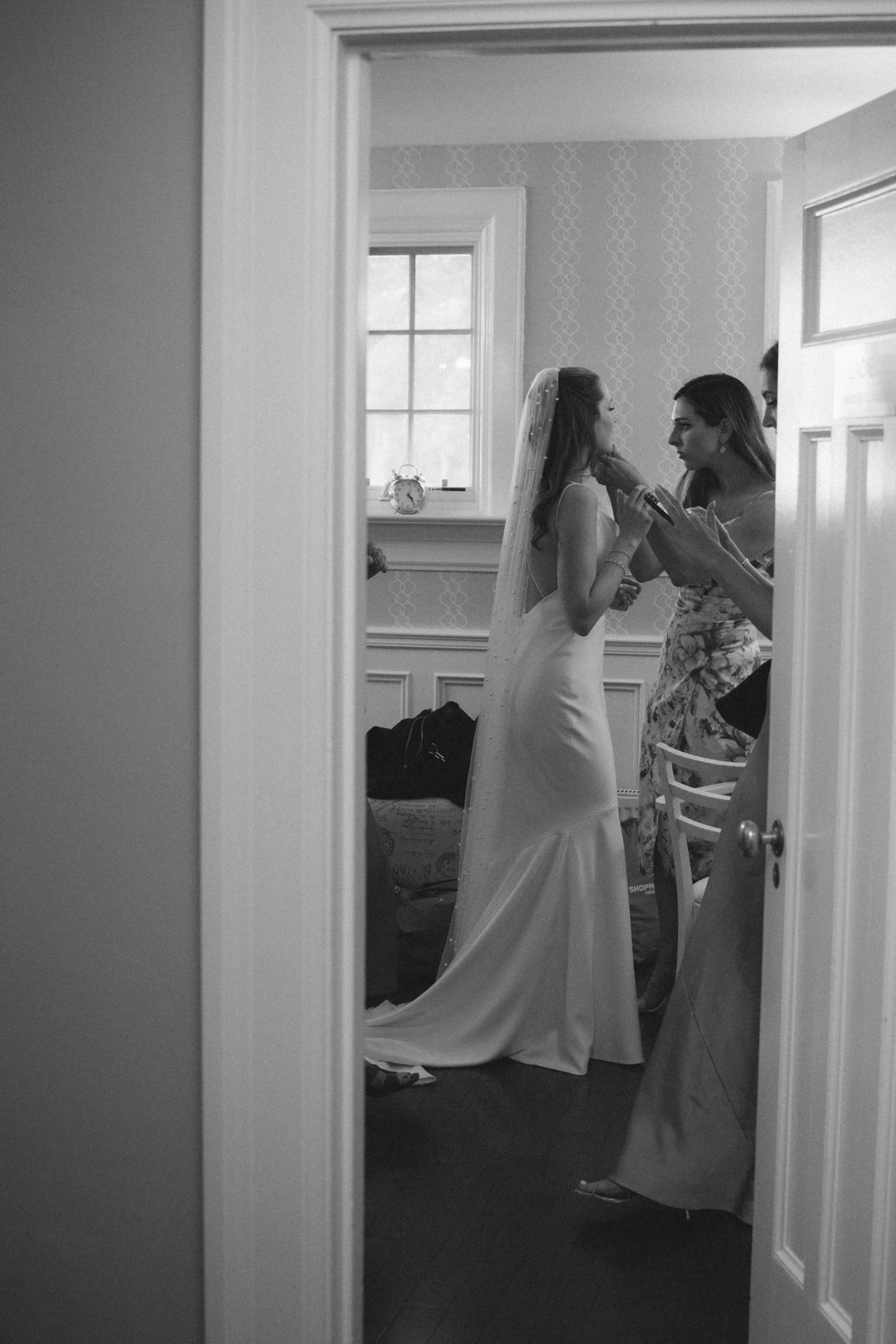 toronto-hunt-club-wedding-bride-getting-ready-black-and-white