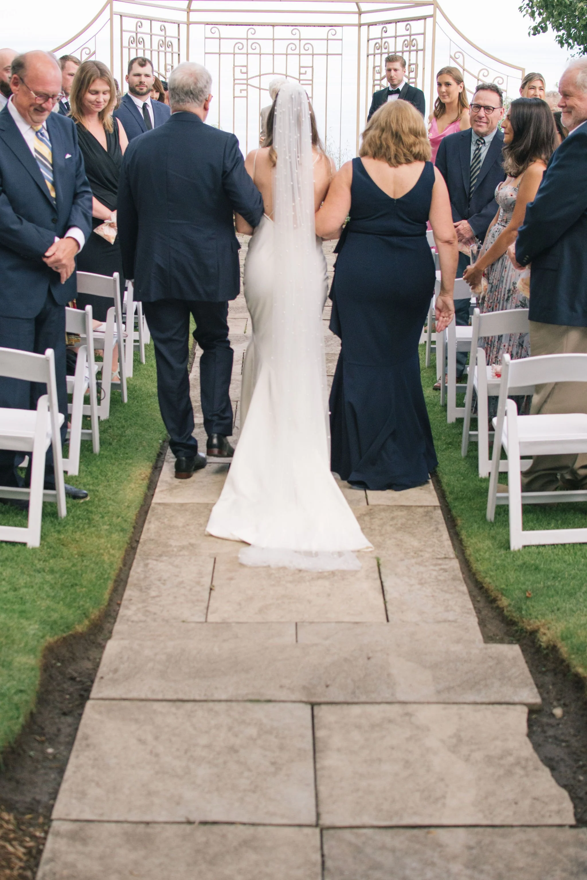 toronto-hunt-club-wedding-bride-walking-down-aisle-with-parents