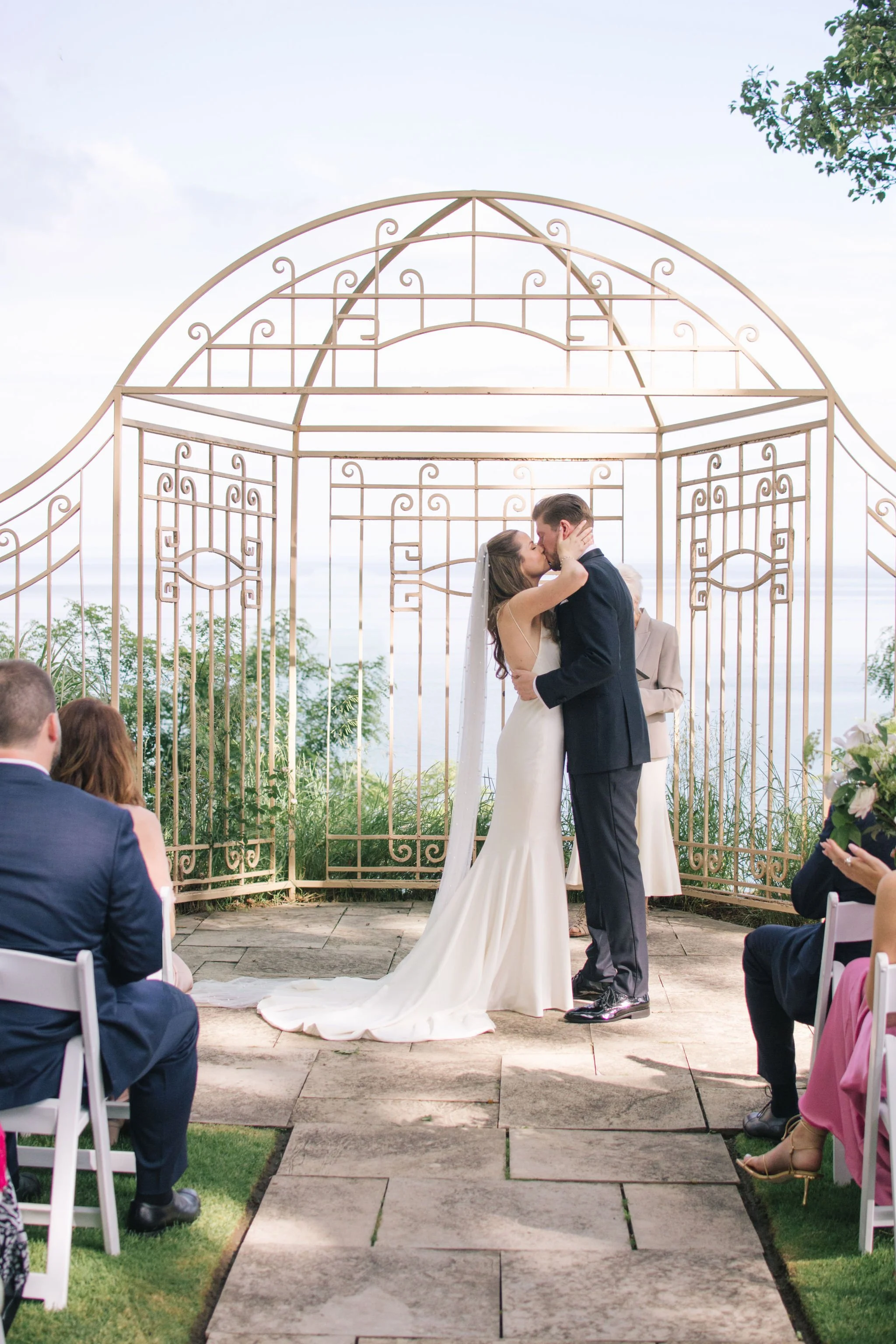 toronto-hunt-club-wedding-ceremony-first-kiss