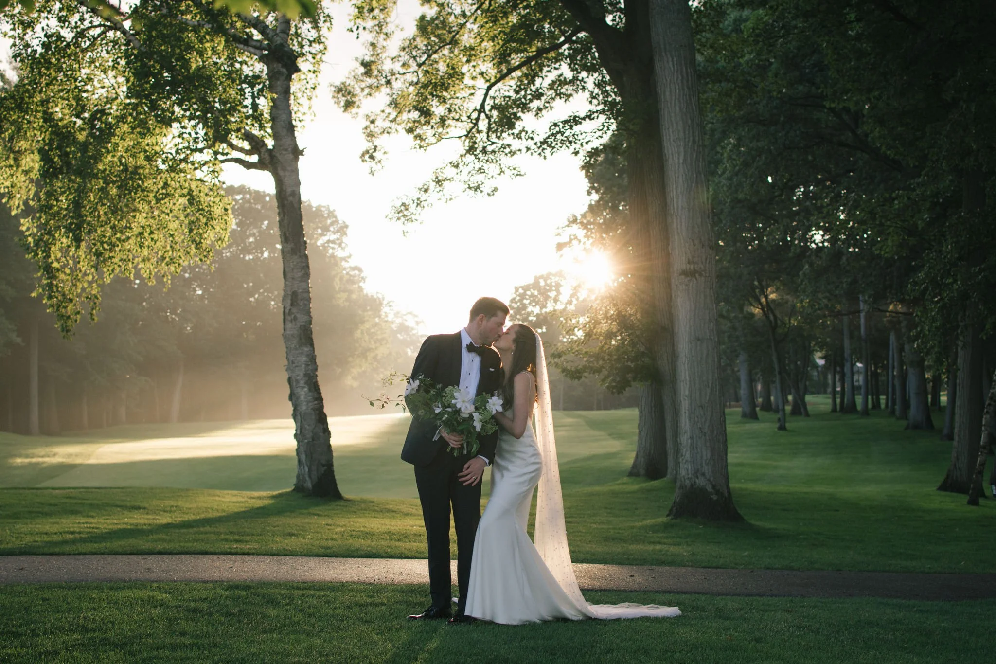 toronto-hunt-club-wedding-golden-hour-bride-groom-kiss