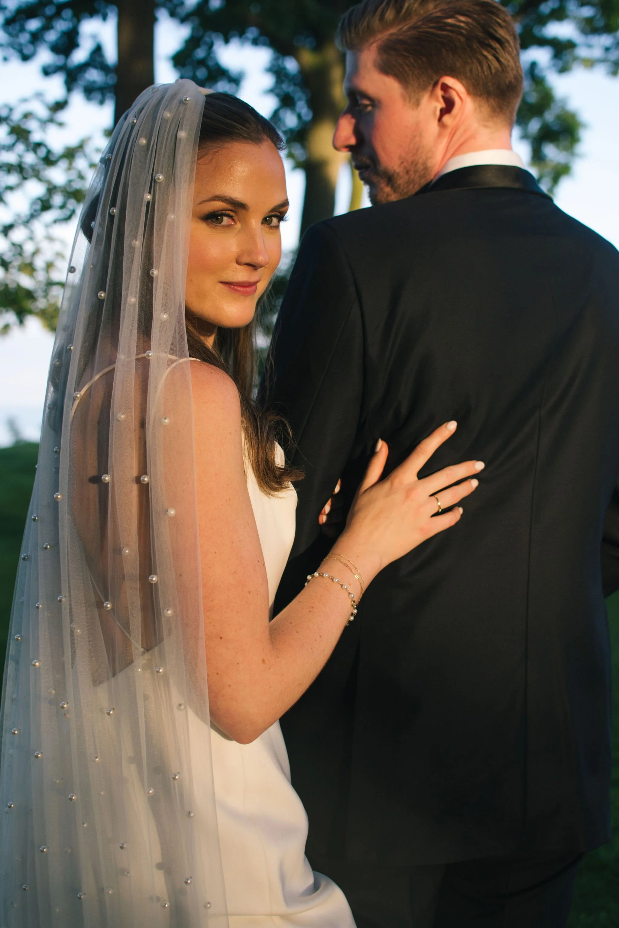 toronto-hunt-club-bride-pearl-veil-portrait