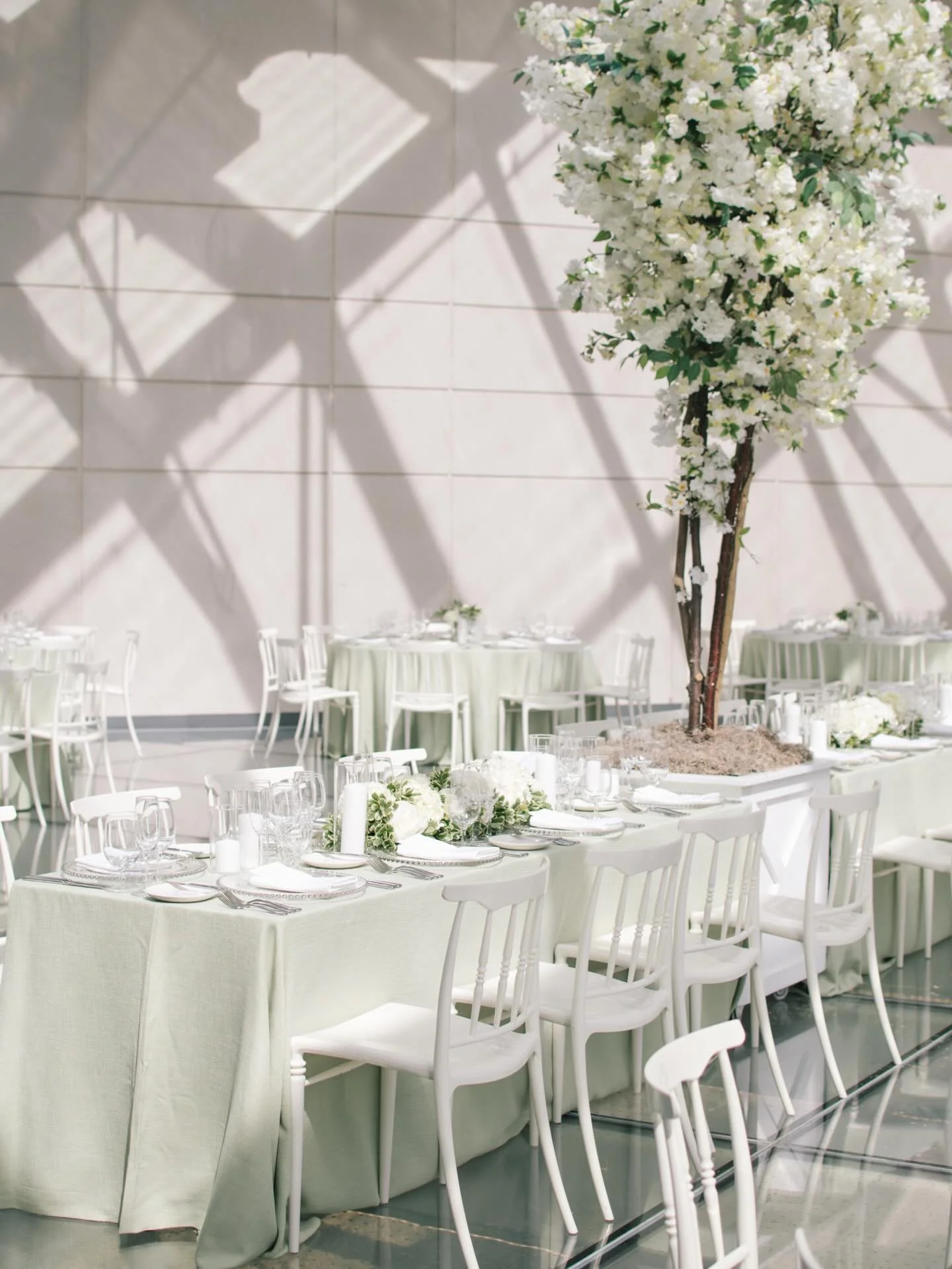 Summer days like this are just around the corner 💫

Planning &amp; design: @chantlerross | Photography: @ugophotograph | Venue: @hotelxtoronto | HMUA: @skybeautytoronto | Florals: @floristkent | Rentals: @element_event_solutions @att_linenrental | D