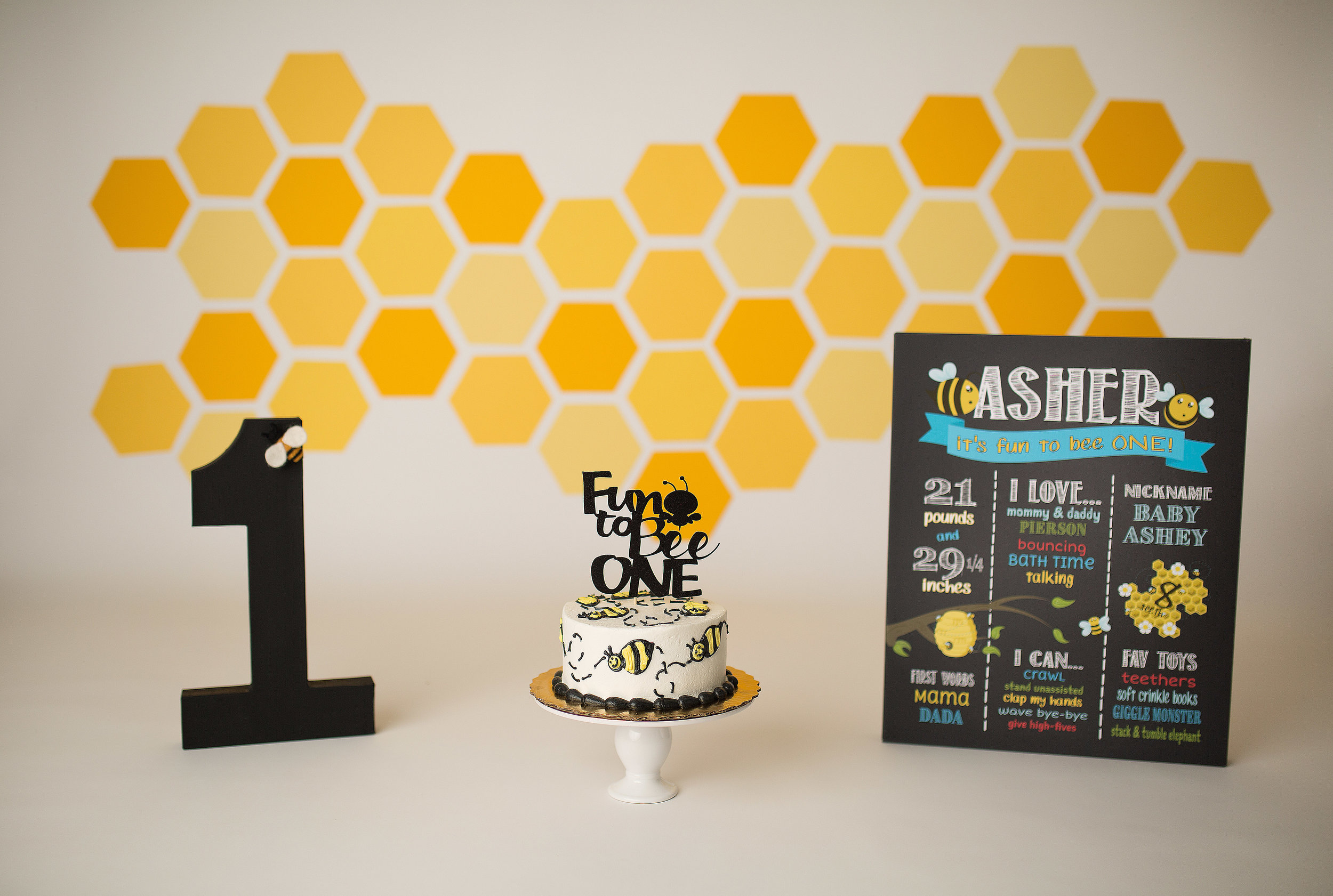 bumble bee cake smash.jpg