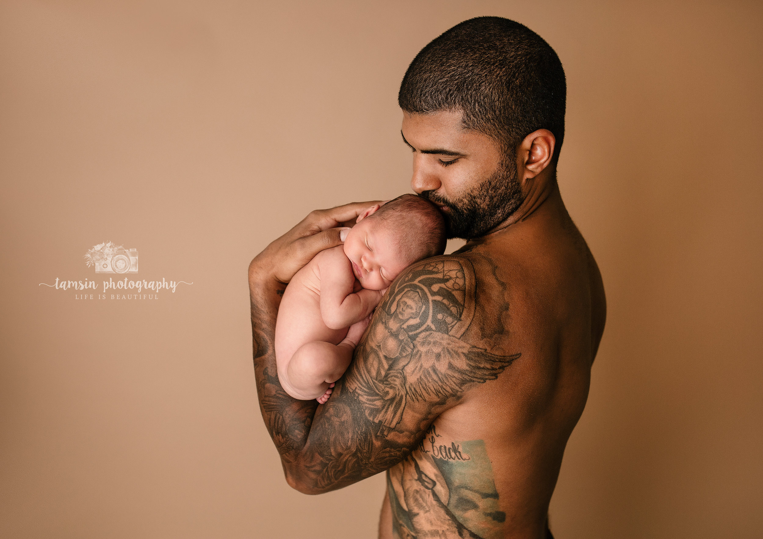 Dad Tattoos Posing Newborn Muscles Baby Portraits Photos Photography.jpg